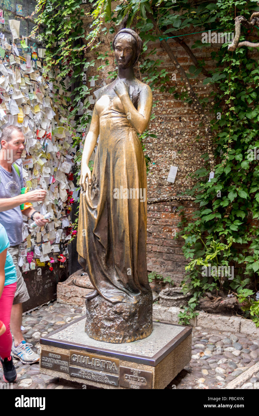 Giulietta statue Casa di Giulietta (Juliet's House), Via Cappello, Verona, Veneto, Italy, romeo and giulietta tourist attraction Stock Photo