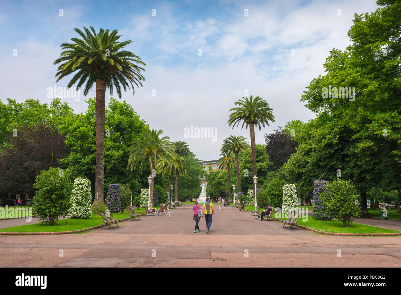 Bilbao park Spain, view of a young couple walking along a footpath in the center of the Parque de Dona Casilda d'Iturriza in Bilbao, Spain. Stock Photo