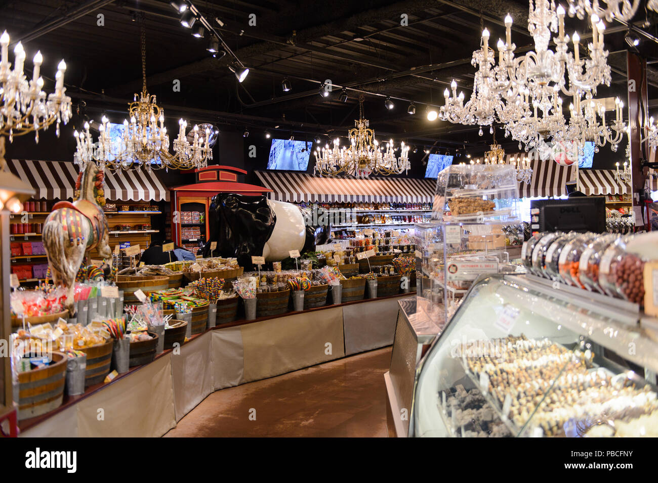 SAN FRANCISCO, USA OCT 5, 2015 Ghirardelli chocolate souvenir shop