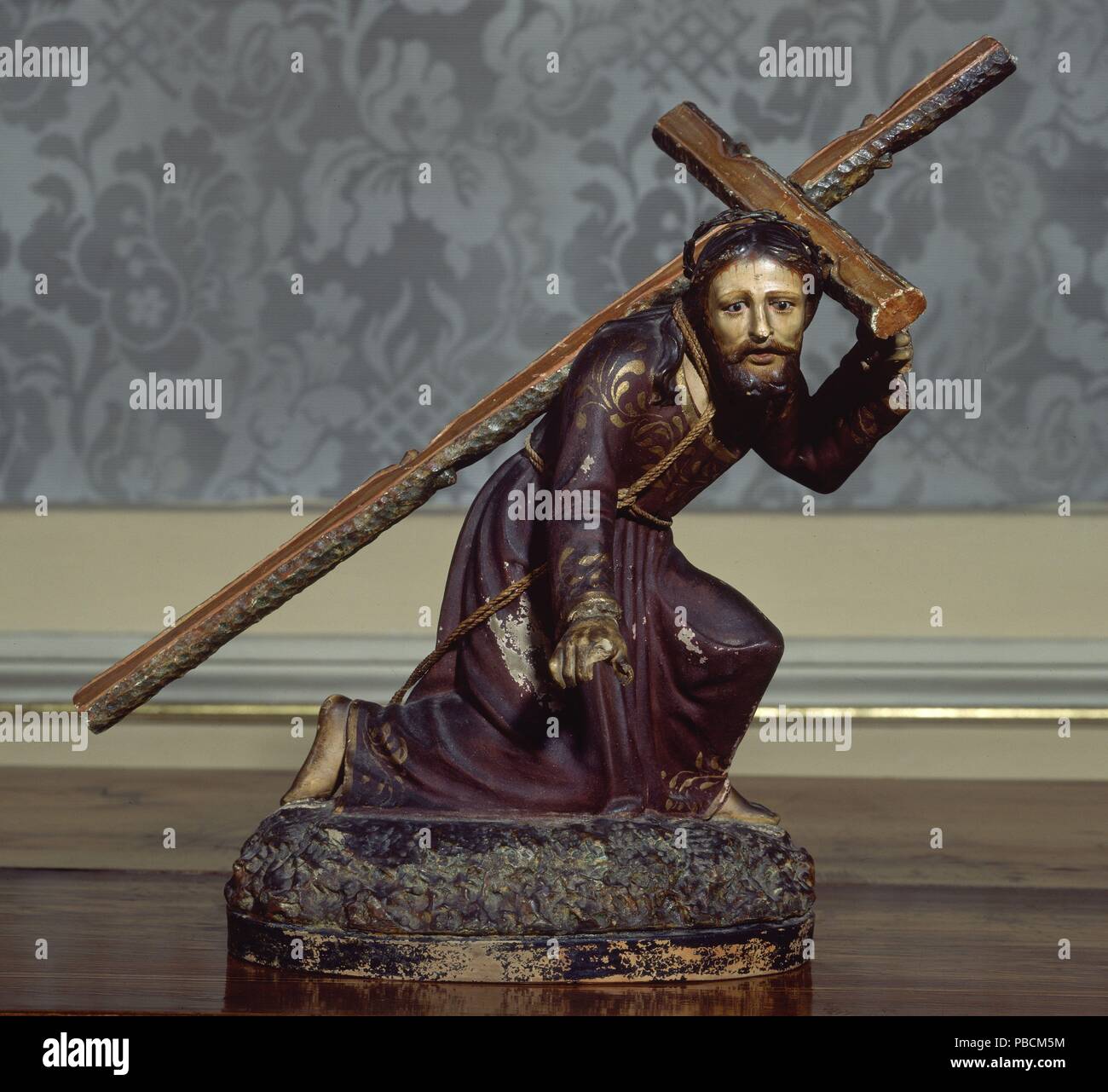 JESUS CON LA CRUZ A CUESTAS - SIGLO XVIII. Location: MUSEO  ROMANTICO-ESCULTURA, MADRID, SPAIN Stock Photo - Alamy, image size:1300x1281