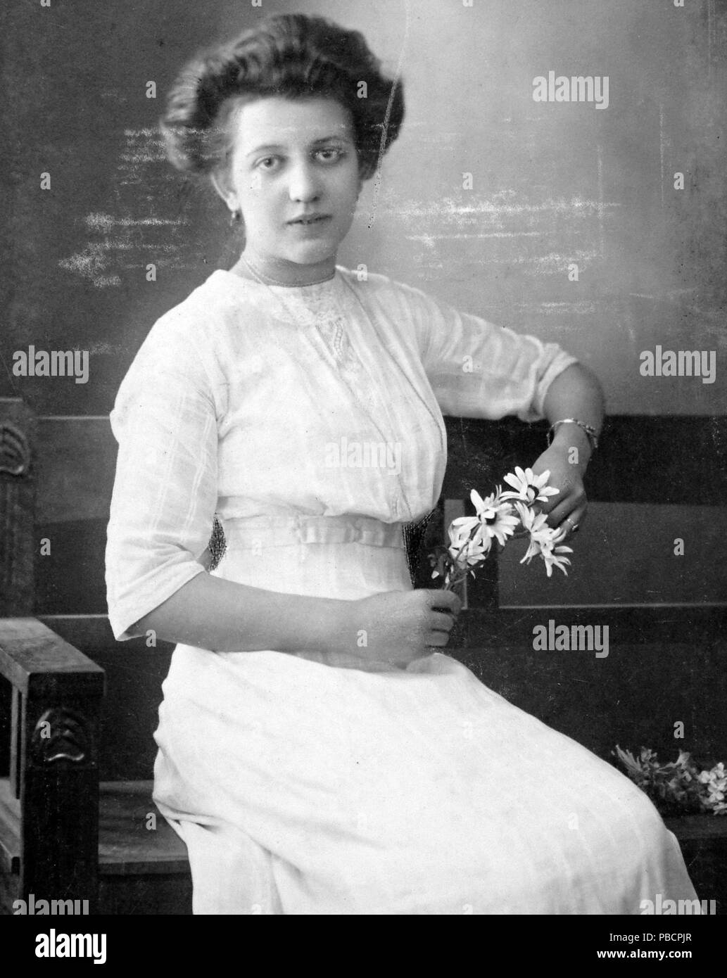 1920 woman portrait hi-res stock photography and images - Alamy