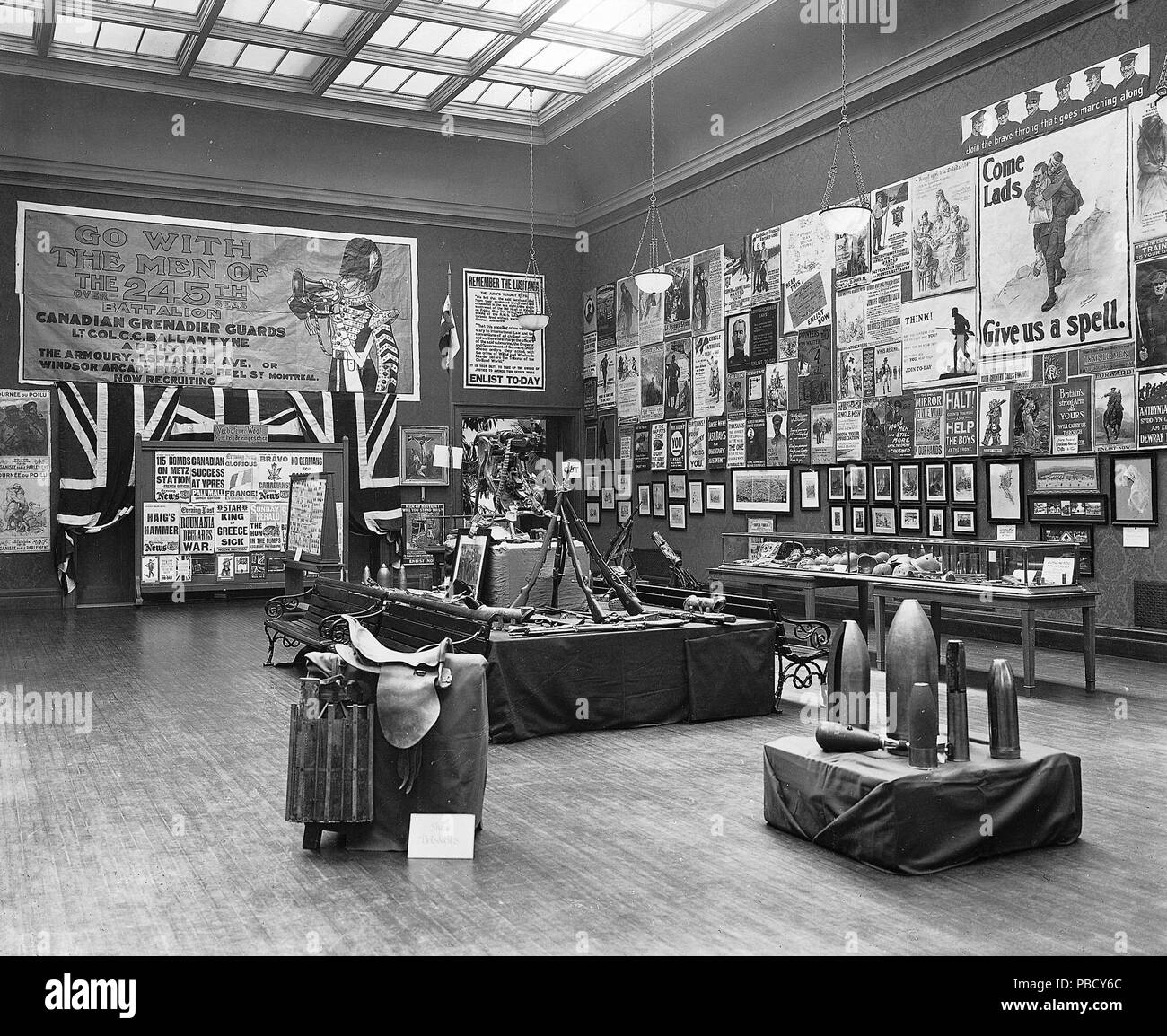 . English: Recruiting Exhibition, possibly held at the Montreal Museum of Fine Arts, Montreal, Quebec, Canada. Français : Exposition de recrutement, (au Musée des beaux-arts de Montréal?), Montréal, Canada. between 1916 and 1917 1249 Recruiting exhibition, Montreal, 1916-17 Stock Photo