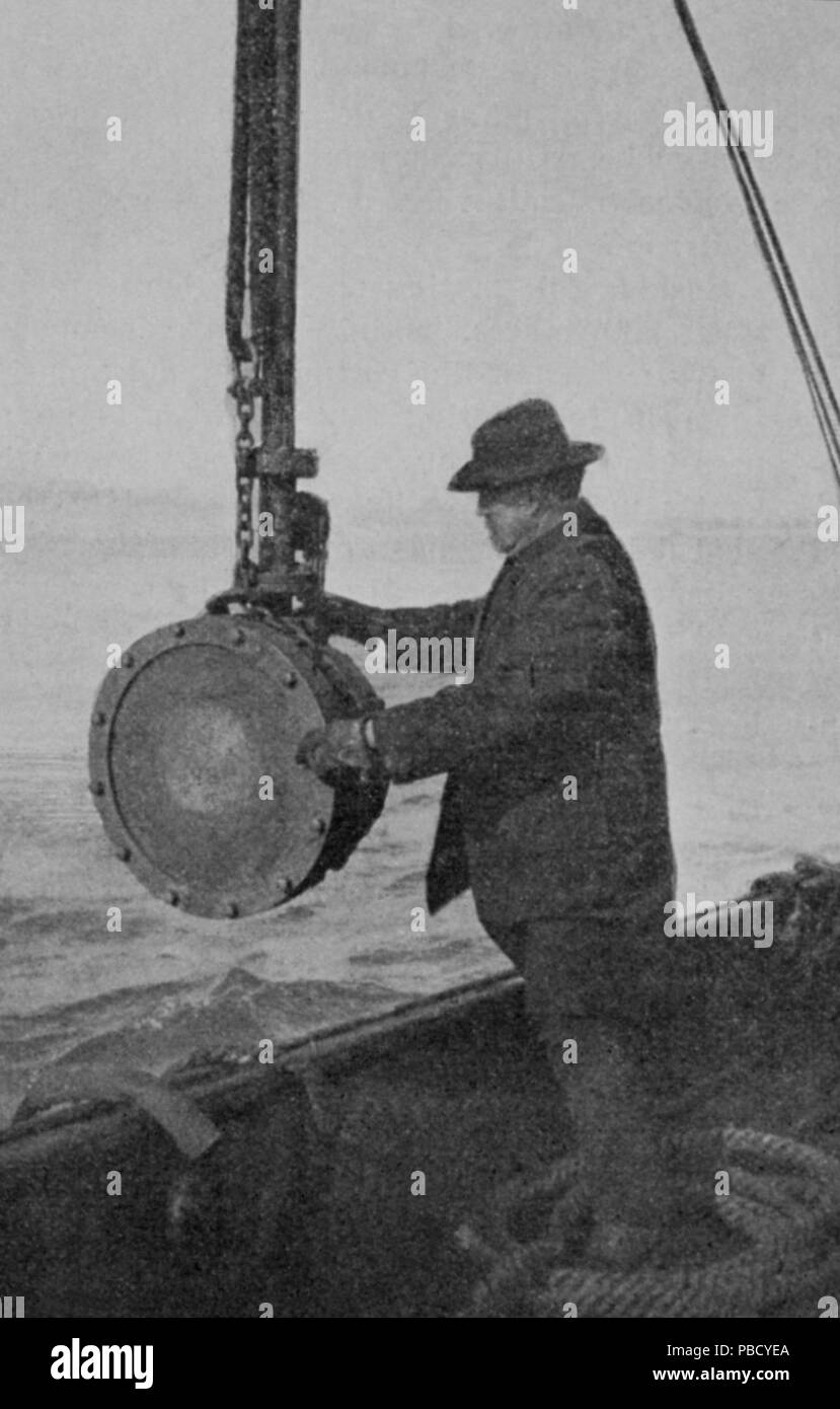 . English: Reginald Fessenden and his Fessenden oscillator. circa 1914 1251 Reginald Fessenden and Fessenden oscillator, c. 1914 Stock Photo