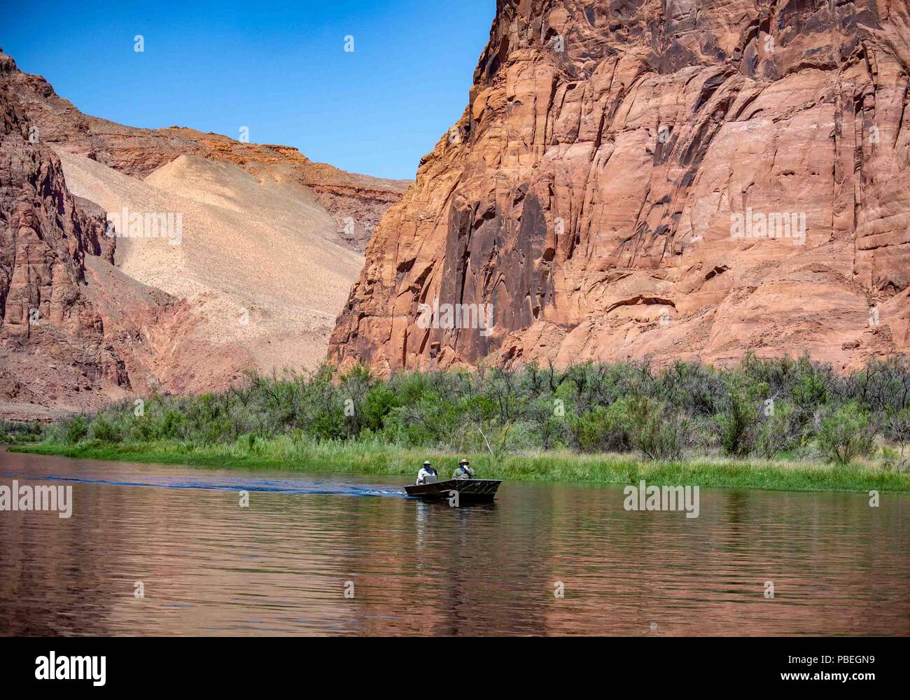 June 1, 2018 - Arizona & Utah, US - Power boats among the spectacular Glen Canyon towering geological formations. Part of the immense canyon system carved by the Colorado River in Arizona and Utah, it is popular with tourists and vacationers for river rafting and float trips, and for its striking scenic beauty. Credit: Arnold Drapkin/ZUMA Wire/Alamy Live News Stock Photo