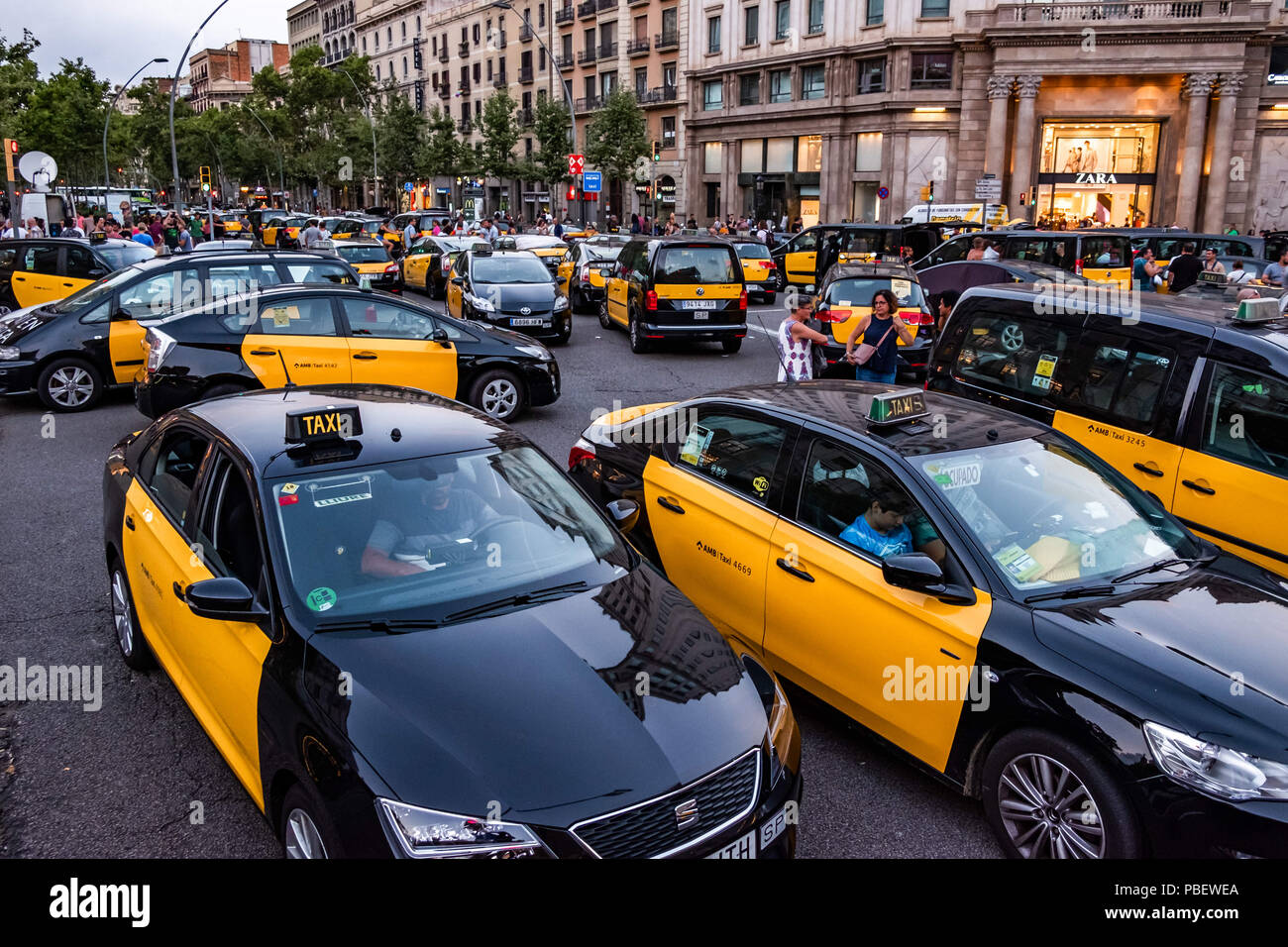 Barcelona, Catalonia, Spain. 28th July, 2018. Taxis are seen parked in the center of Barcelona.Taxi drivers strike indefinitely and hundreds of taxis are parked along the Gran VÃ-a de Barcelona. The taxi drivers plan to keep the strike until the Government of Spain approves next Friday a decree Law with the modifications claimed. Credit: Paco Freire/SOPA Images/ZUMA Wire/Alamy Live News Stock Photo