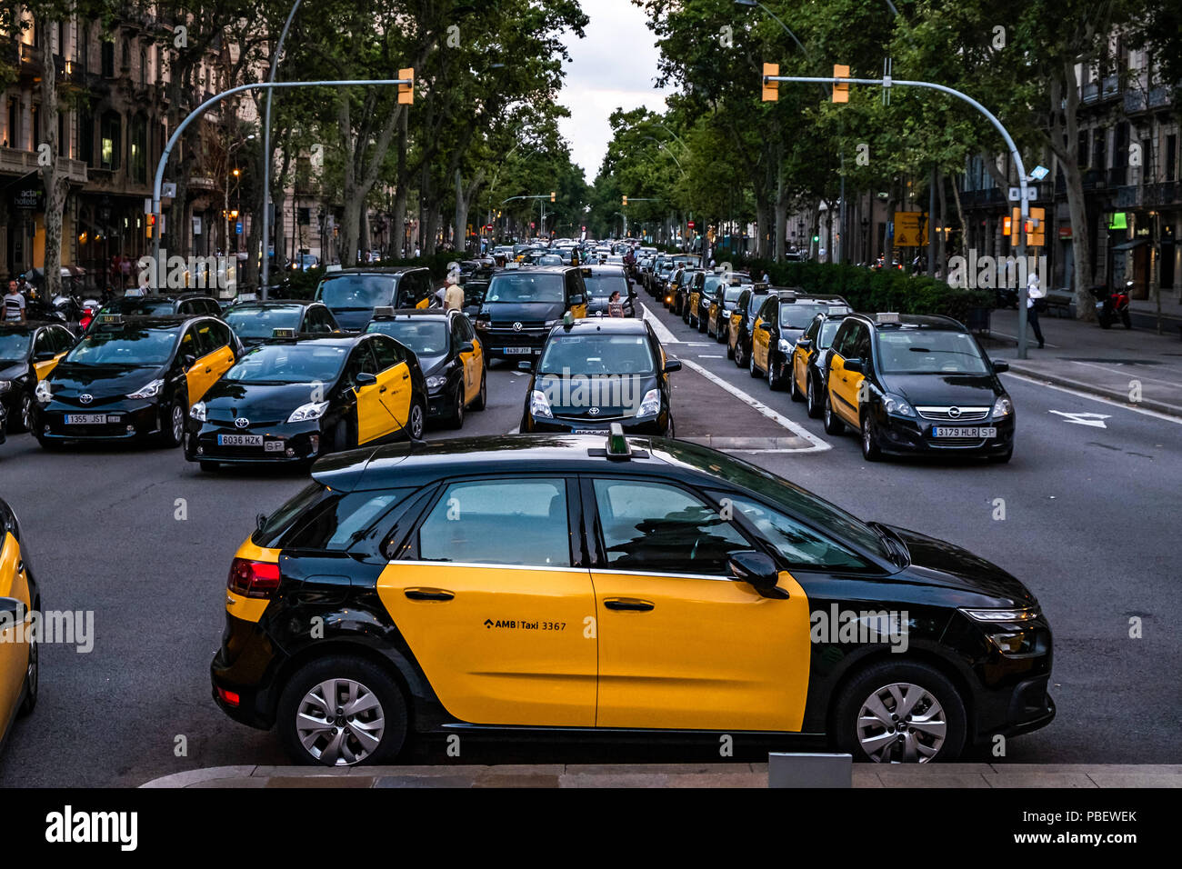 Barcelona, Catalonia, Spain. 28th July, 2018. Taxis are seen parked in the center of Barcelona.Taxi drivers strike indefinitely and hundreds of taxis are parked along the Gran VÃ-a de Barcelona. The taxi drivers plan to keep the strike until the Government of Spain approves next Friday a decree Law with the modifications claimed. Credit: Paco Freire/SOPA Images/ZUMA Wire/Alamy Live News Stock Photo