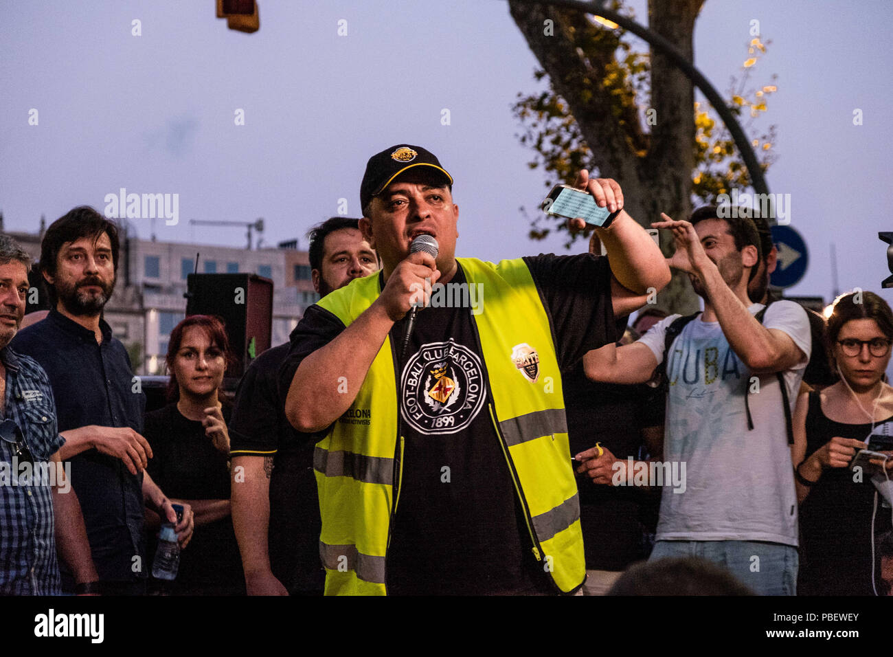 Barcelona, Catalonia, Spain. 28th July, 2018. Alberto Ãlvarez, spokesman for Ã‰lite Taxi Barcelona is seen making a speech.Taxi drivers strike indefinitely and hundreds of taxis are parked along the Gran VÃ-a de Barcelona. The taxi drivers plan to keep the strike until the Government of Spain approves next Friday a decree Law with the modifications claimed. Credit: Paco Freire/SOPA Images/ZUMA Wire/Alamy Live News Stock Photo