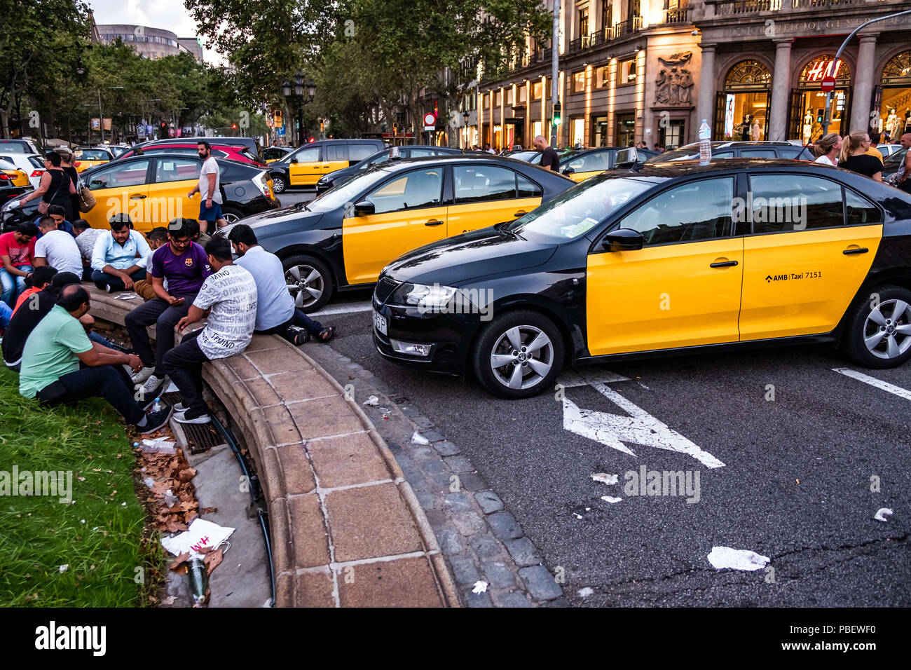 Barcelona, Catalonia, Spain. 28th July, 2018. Several taxi drivers of Pakistani origin are seen playing cards.Taxi drivers strike indefinitely and hundreds of taxis are parked along the Gran VÃ-a de Barcelona. The taxi drivers plan to keep the strike until the Government of Spain approves next Friday a decree Law with the modifications claimed. Credit: Paco Freire/SOPA Images/ZUMA Wire/Alamy Live News Stock Photo