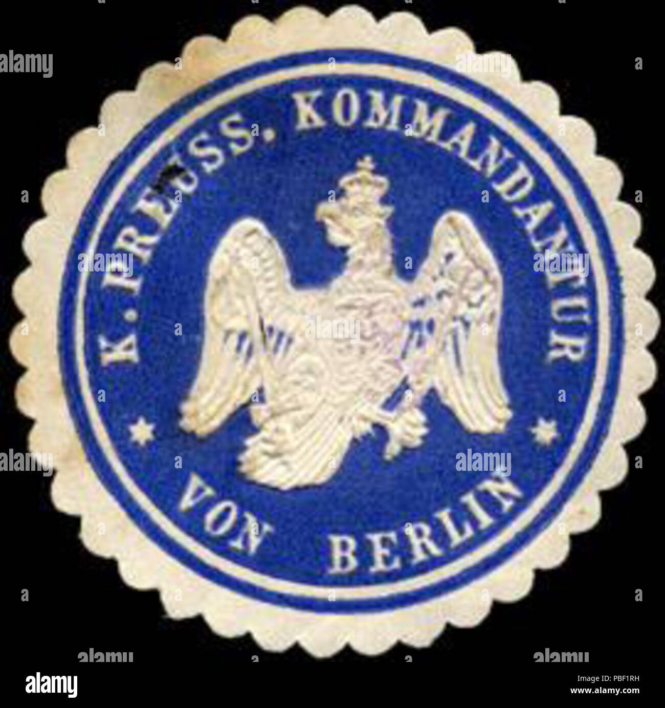 Alte Briefverschlussmarke aus Papier, welche seit ca. 1850 von Behoerden, Anwaelten, Notaren und Firmen zum verschliessen der Post verwendet wurde. 1454 Siegelmarke Königlich Preussische Kommandantur von Berlin W0204431 Stock Photo