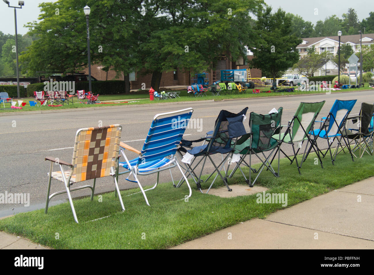 lawn chairs arranged along dowling street to reserve spots