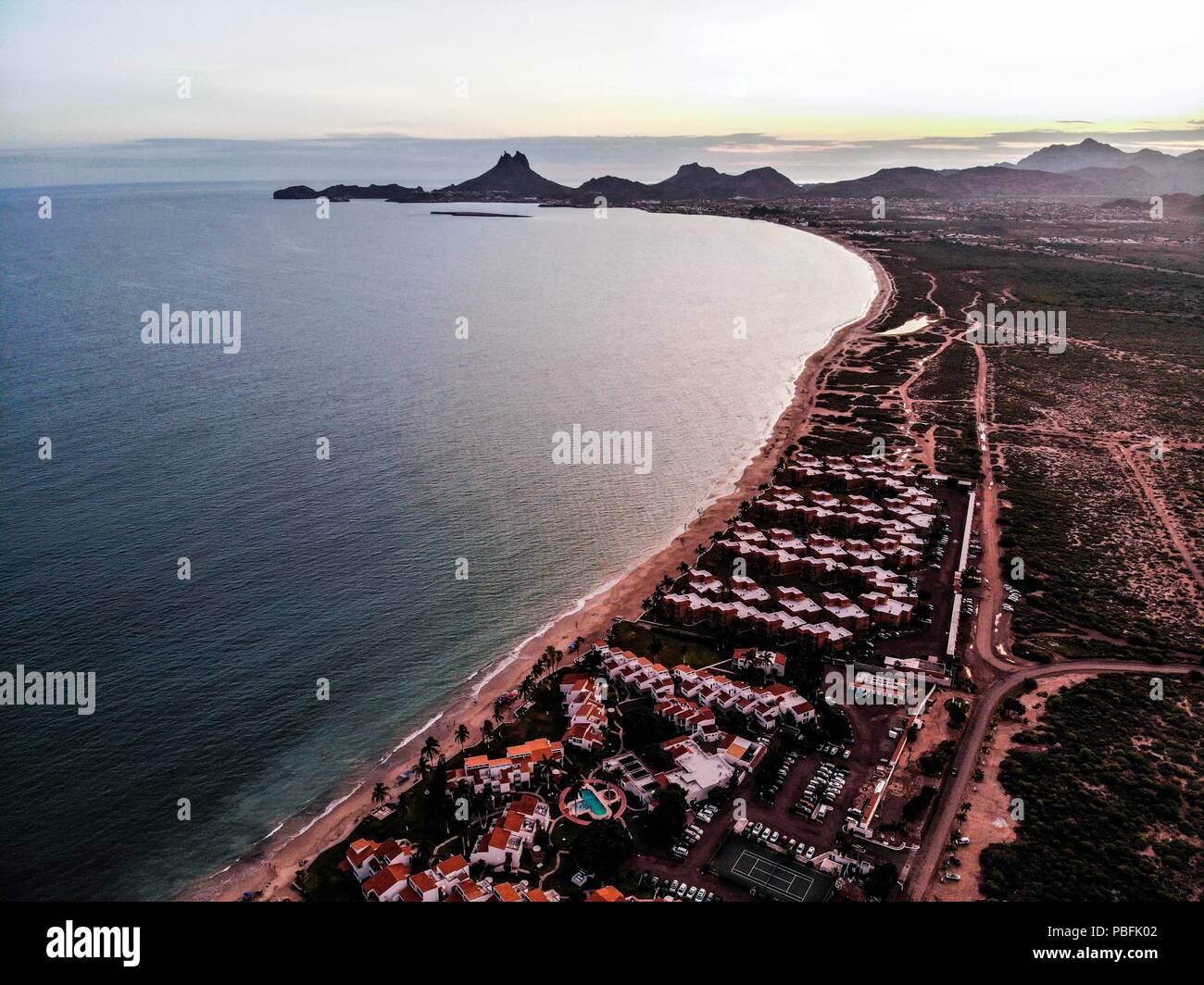 Vista aérea de departamentos y condominios en la playa turística San