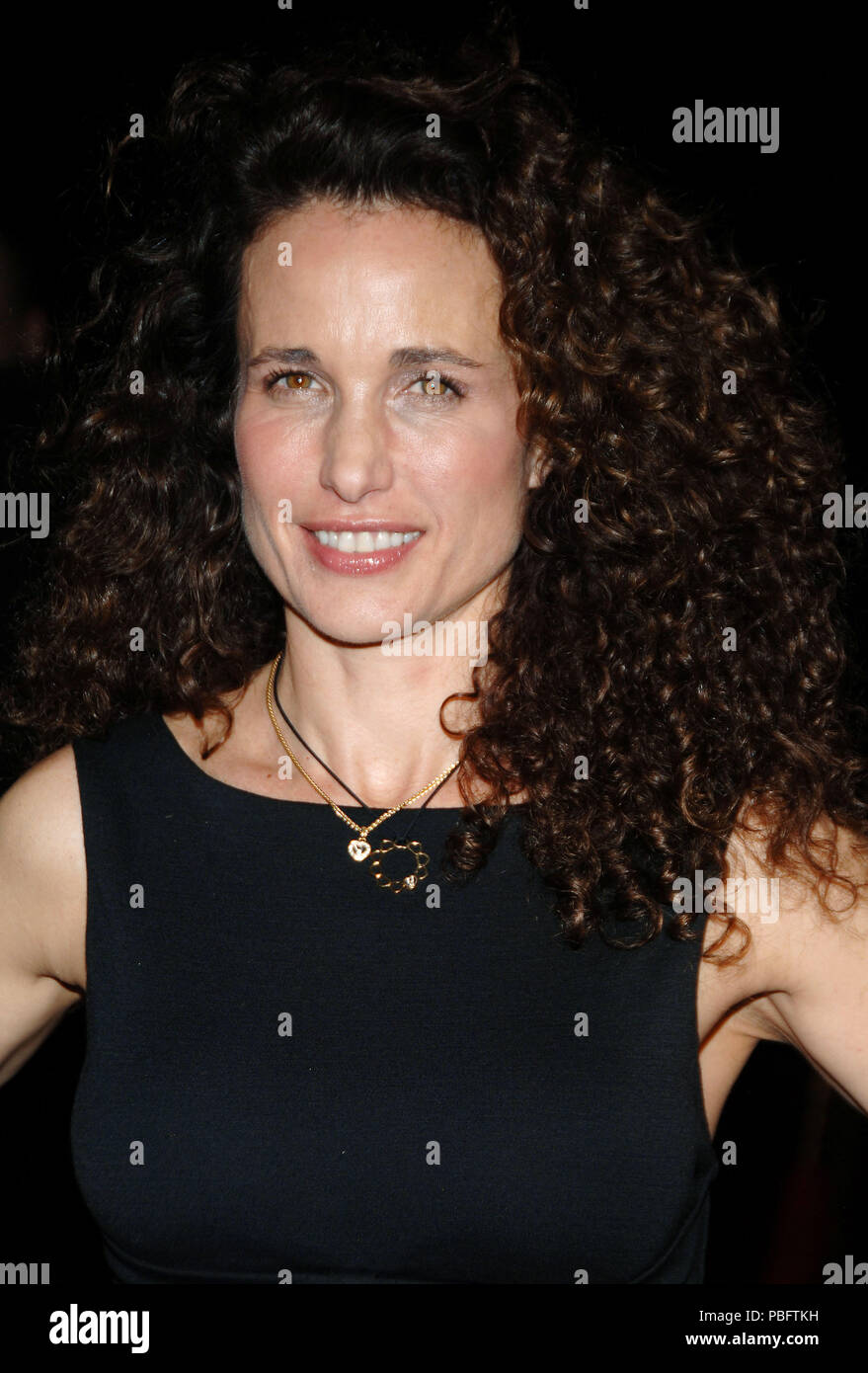 Andie MacDowell  arriving at the DREAM GIRLS Premiere at the Wilshire  Theatre In Los Angeles.  headshot eye contact smile37 MacDowellAndie020 Red Carpet Event, Vertical, USA, Film Industry, Celebrities,  Photography, Bestof, Arts Culture and Entertainment, Topix Celebrities fashion /  Vertical, Best of, Event in Hollywood Life - California,  Red Carpet and backstage, USA, Film Industry, Celebrities,  movie celebrities, TV celebrities, Music celebrities, Photography, Bestof, Arts Culture and Entertainment,  Topix, headshot, vertical, one person,, from the year , 2006, inquiry tsuni@Gamma-USA.c Stock Photo