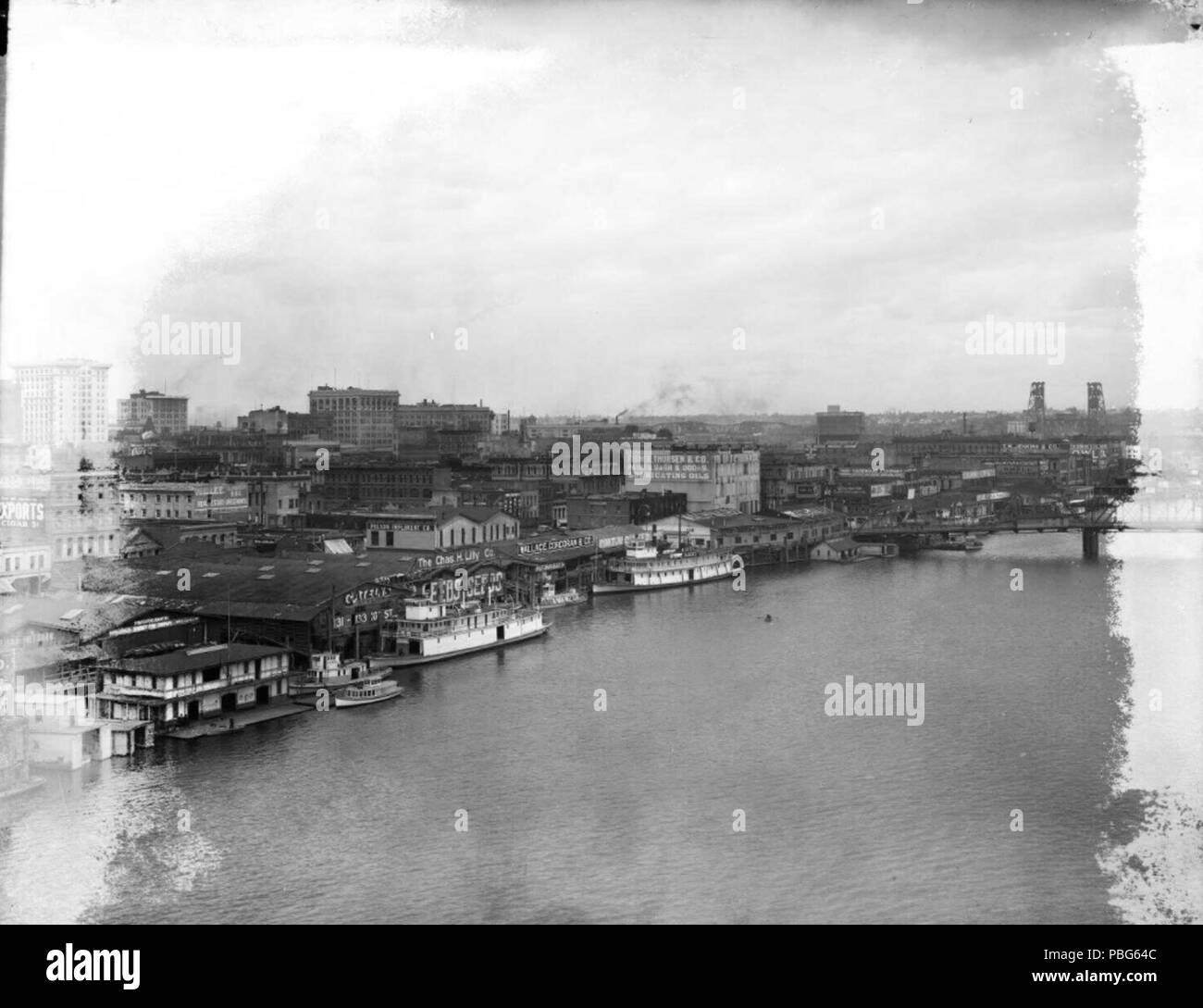 1574 Sternwheelers (Undine on right) at Portland waterfront ca 1915 Stock Photo