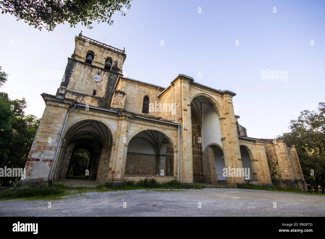 Foto de Iglesia de San Vicente de la Maza en Valdáliga, Cantabria