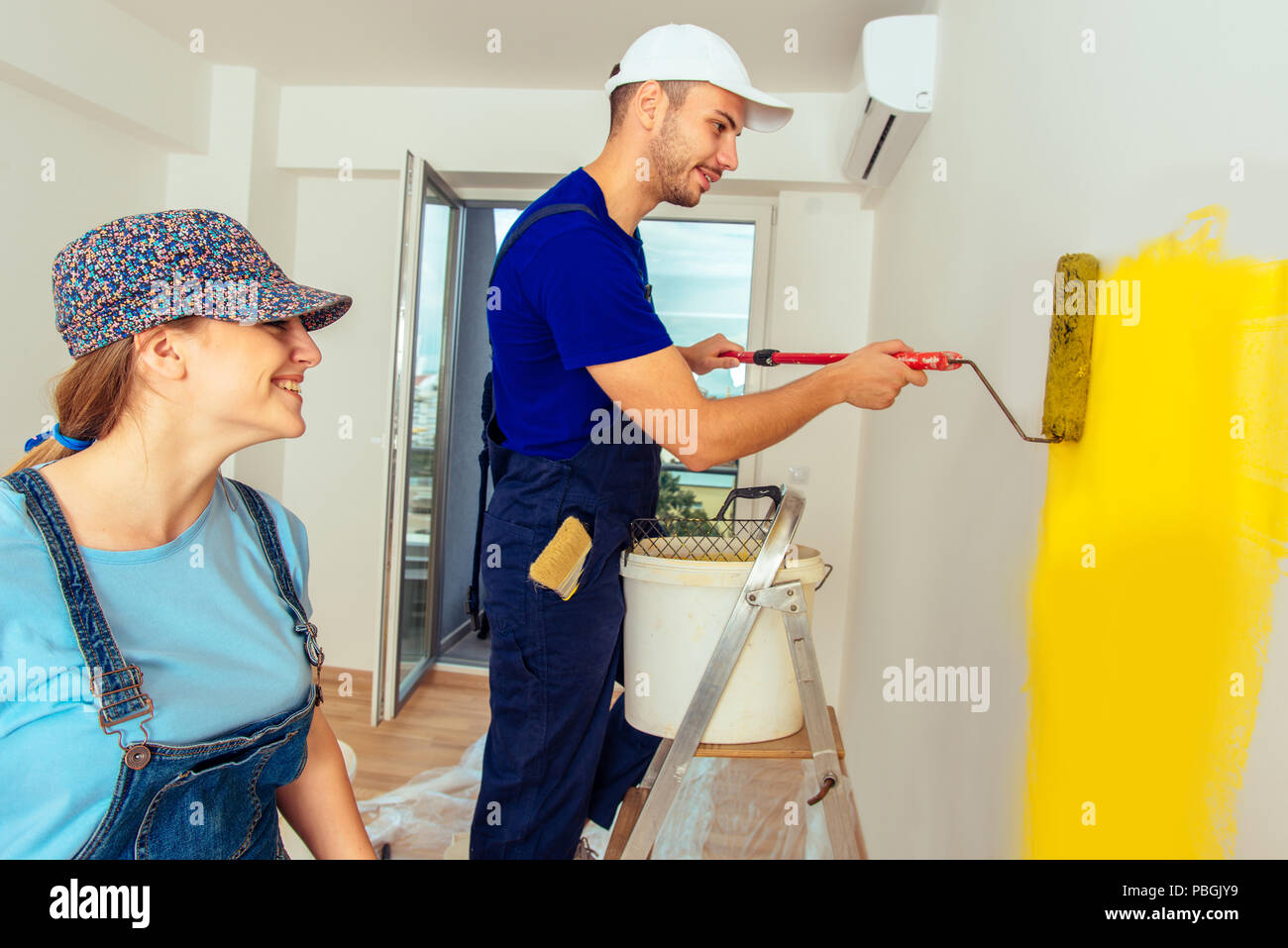 Couple renovate home hi-res stock photography and images - Alamy