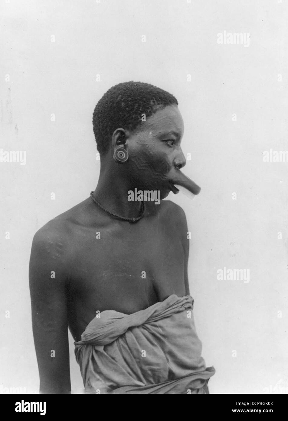 Makonki woman, Mikindani, Tanganyika 1902 upper lip stretched out Stock Photo