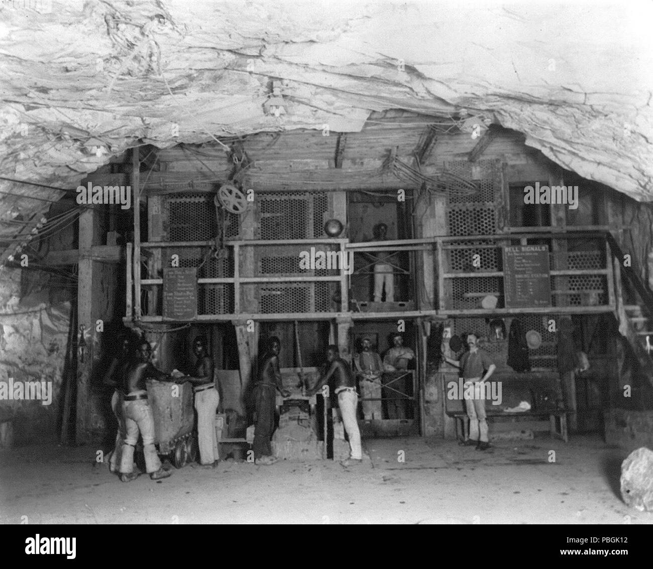 Men working 2000 ft. undergound in Kimberley Diamond Mine, South Africa 1890-1905 Stock Photo