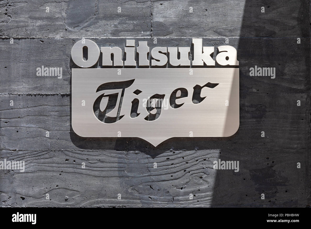 onitsuka tiger logo
