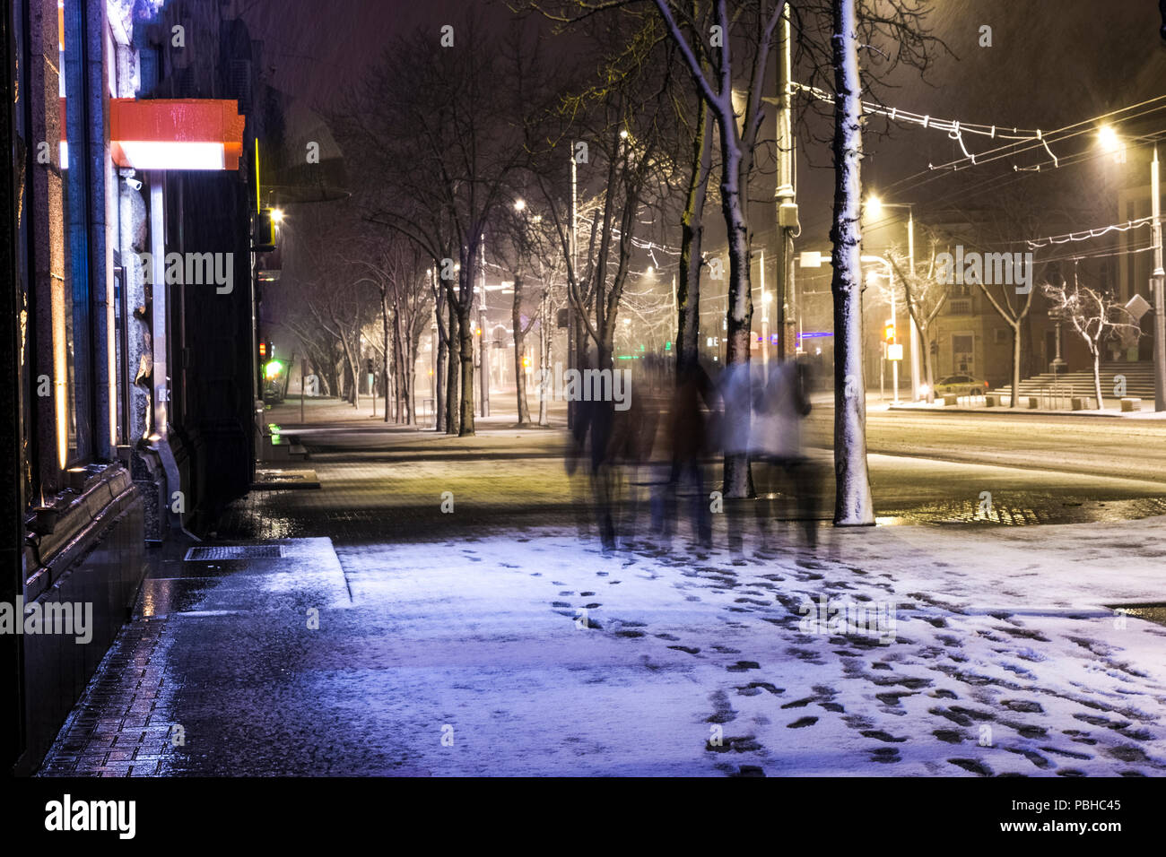 Road defocused light night tree hi-res stock photography and images - Alamy