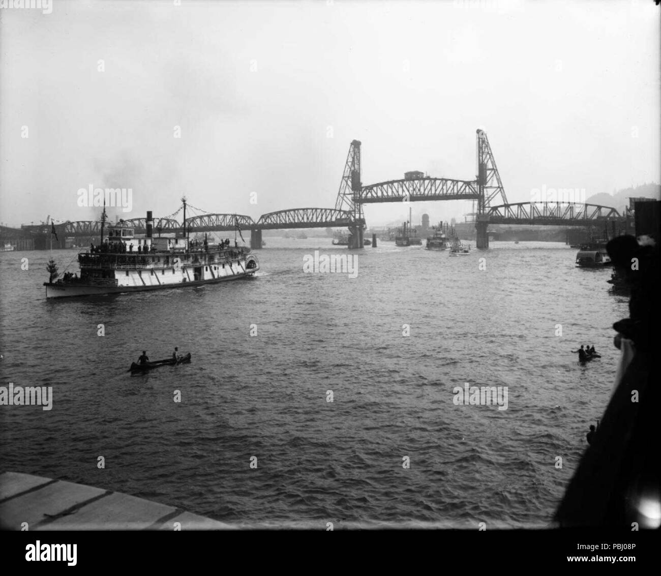 1789 Undine (sternwheeler) departing Portland for Celilo Canal opening May 1915 Stock Photo