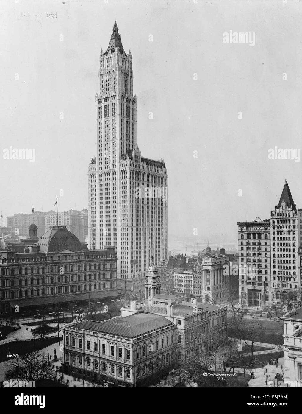 1817 View of Woolworth Building and surrounding buildings New York City 1913 Stock Photo