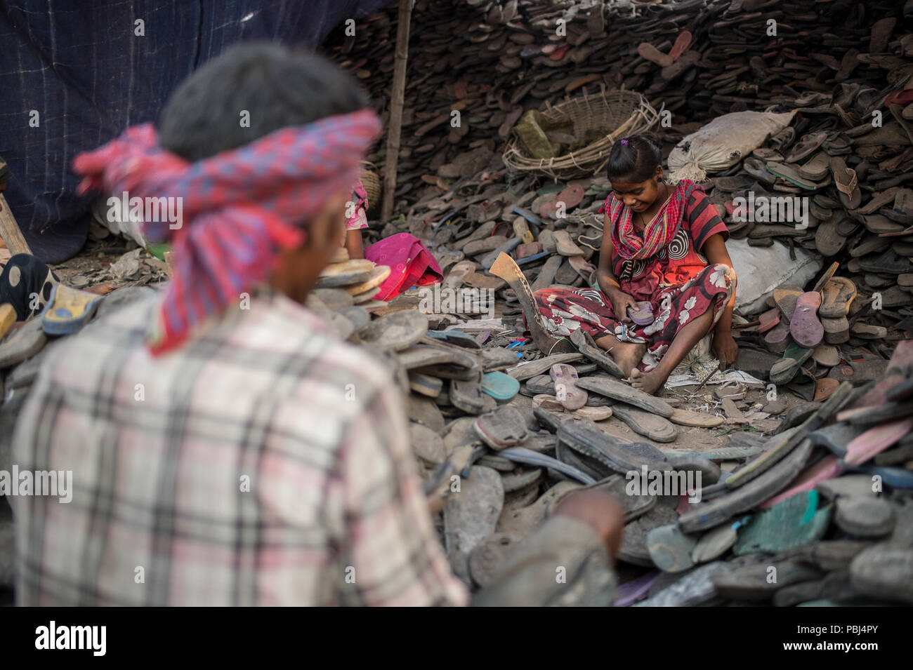 Woman recycle shoe rubber in the Kolkata landfill known as Garbage Mountain, Kolkata, West Bengal, India Stock Photo