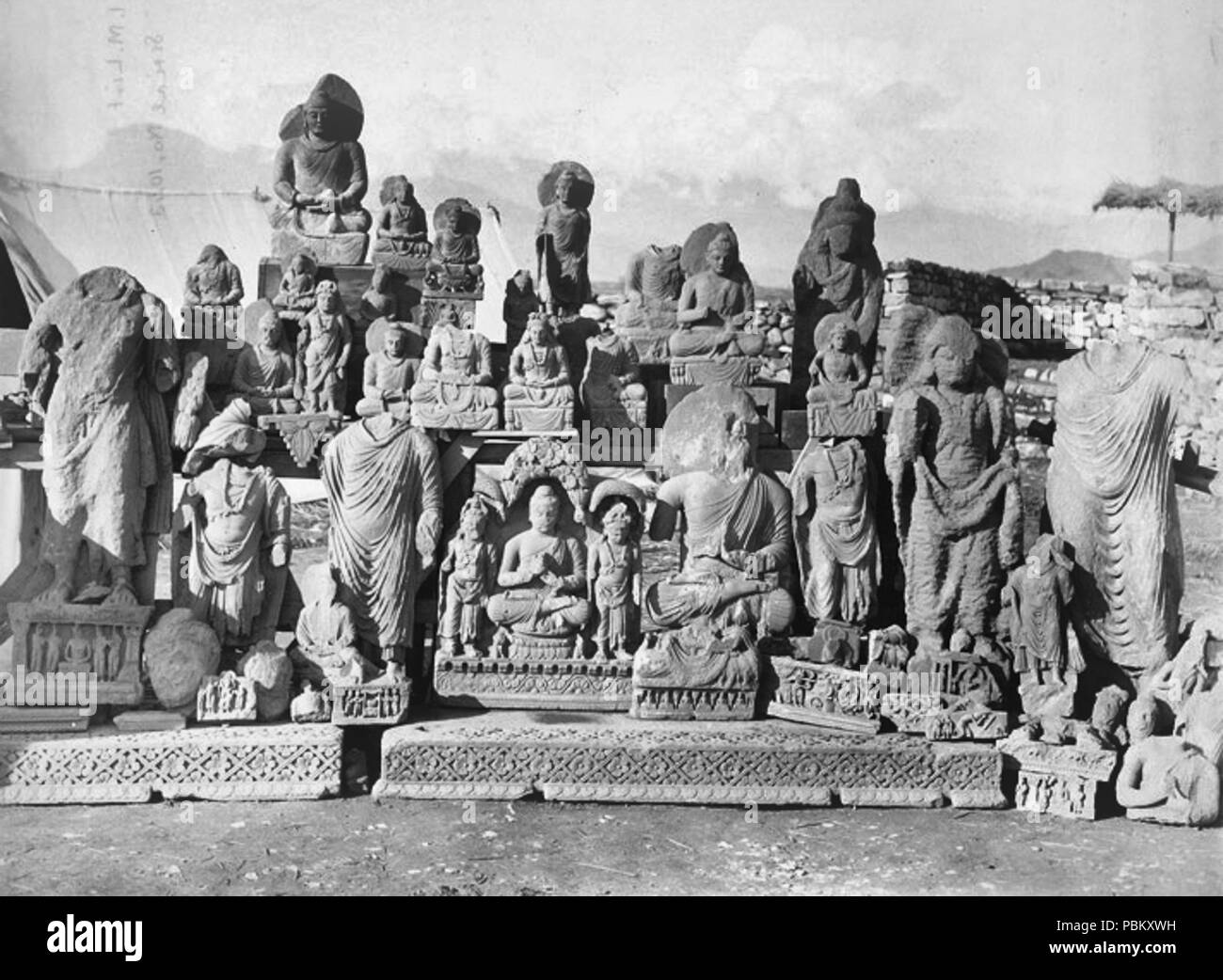 Statues of the buddha Black and White Stock Photos & Images - Alamy