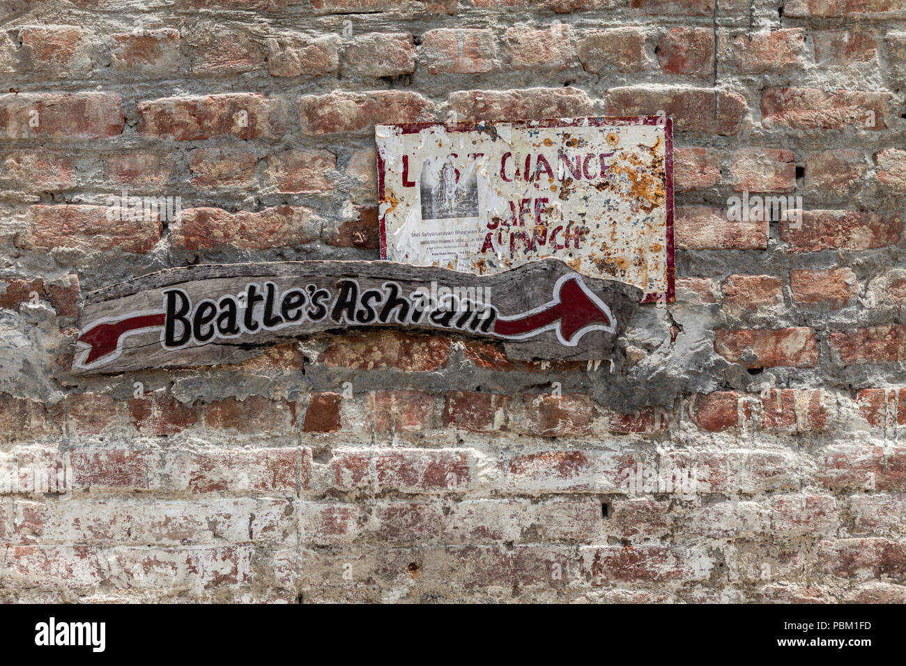 Signpost marking the way to the Beatles' Ashram Stock Photo