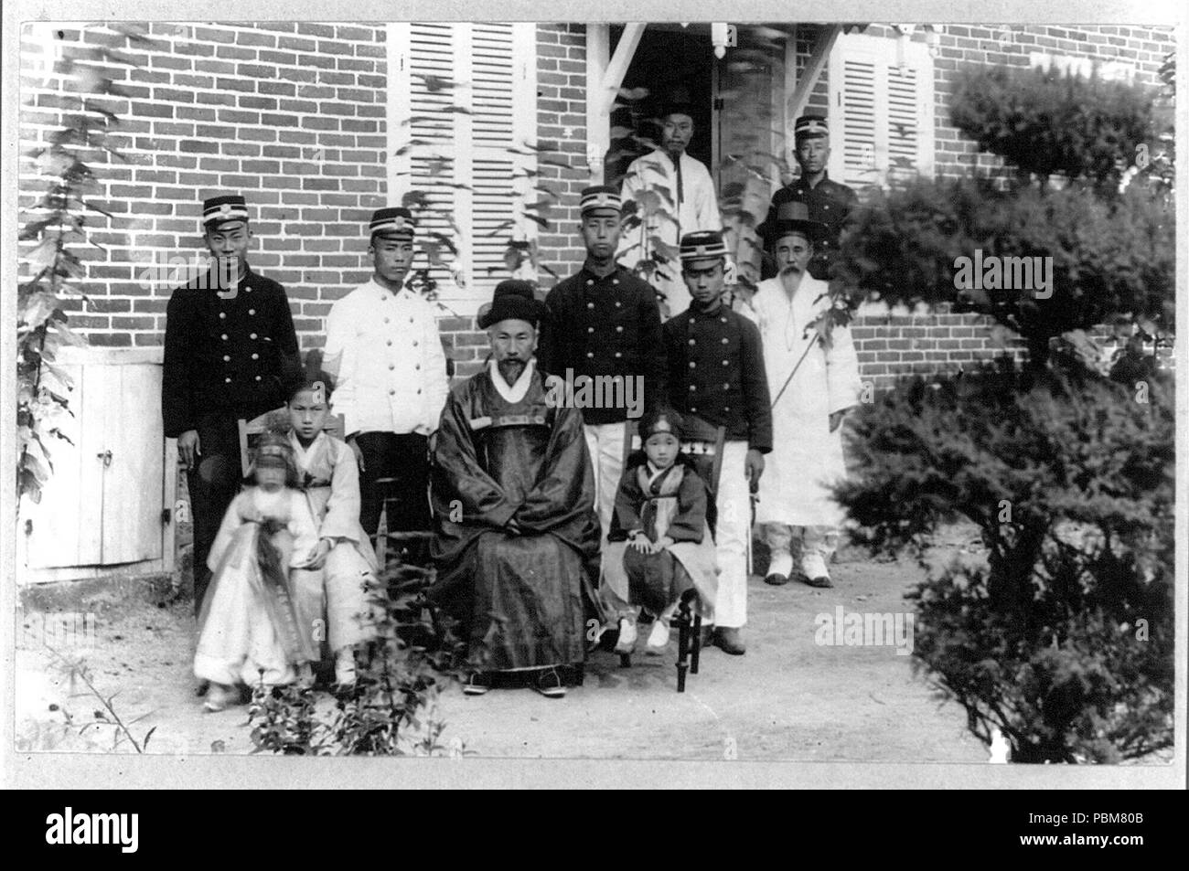 Father and family. Eleven people posed. Korea 1910-1920 Stock Photo