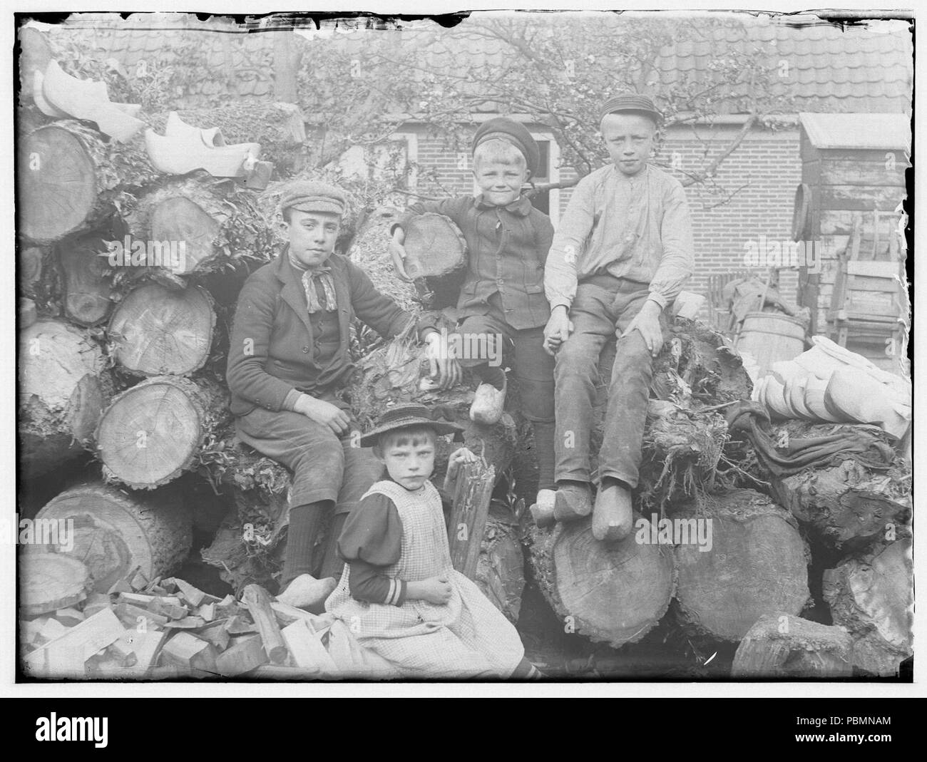 Abcoude (max res). Beschrijving Abcoude     Klompenmakerij     Documenttype foto     Vervaardiger Olie, Jacob (1834-1905) Stock Photo