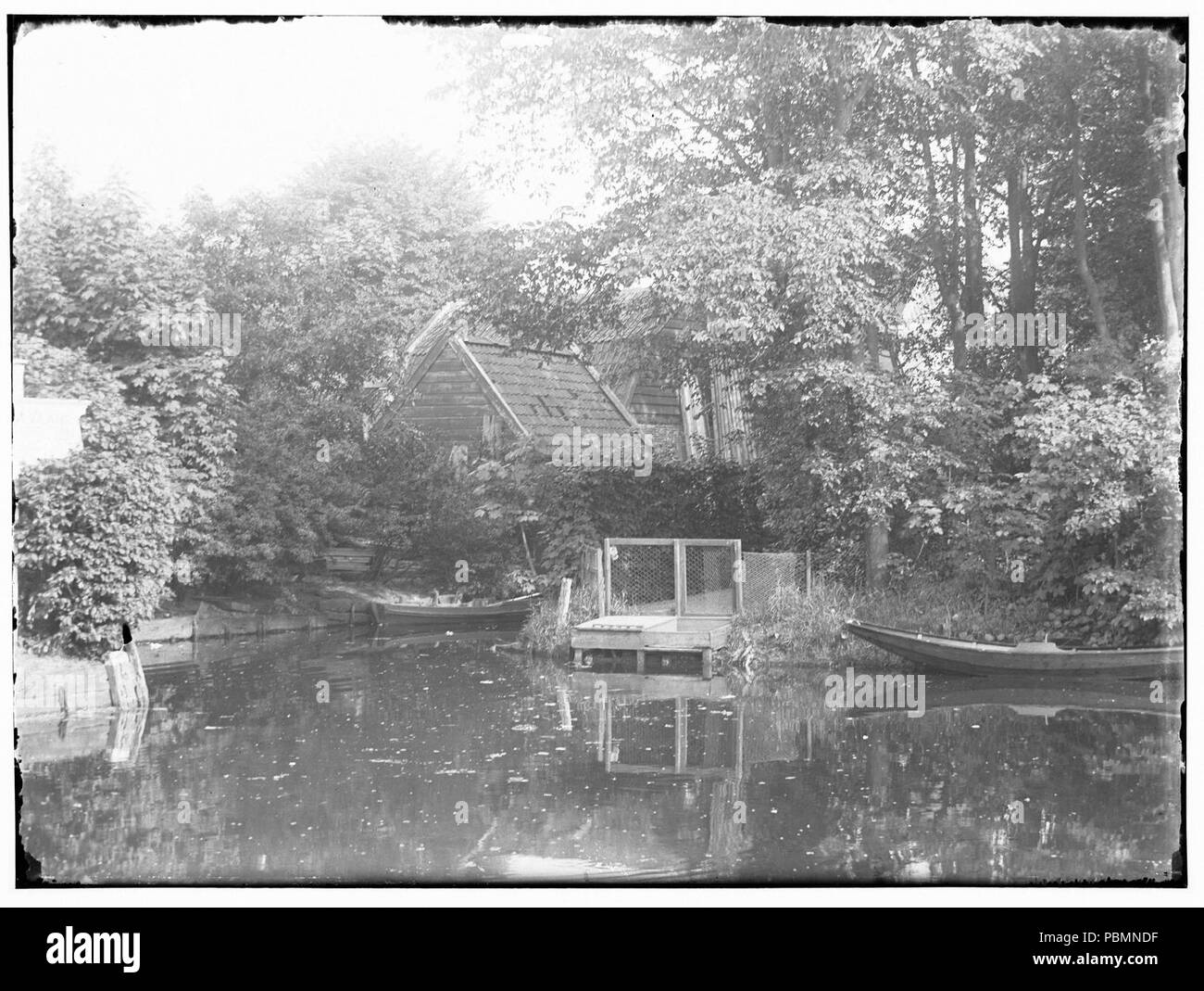 Abcoude, bootjes aangemeerd in water (max res). Beschrijving Abcoude     Documenttype foto     Vervaardiger Olie, Jacob (1834-1905) Stock Photo