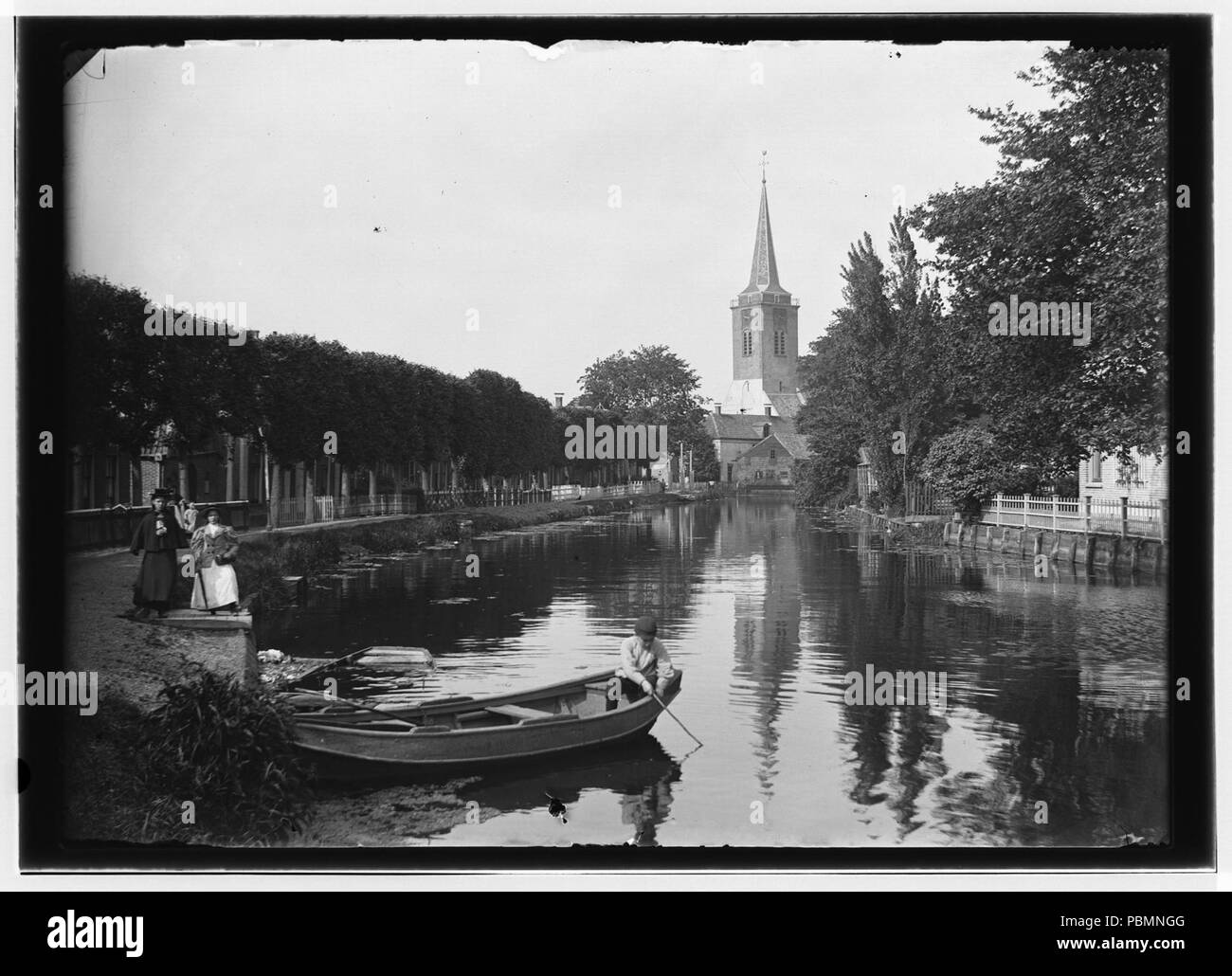 Abcoude, foto 34 Jacob Olie (max res). Beschrijving Abcoude     Voordijk, gezien naar de N.H. kerk.     Documenttype foto     Vervaardiger Olie, Jacob (1834-1905) Stock Photo