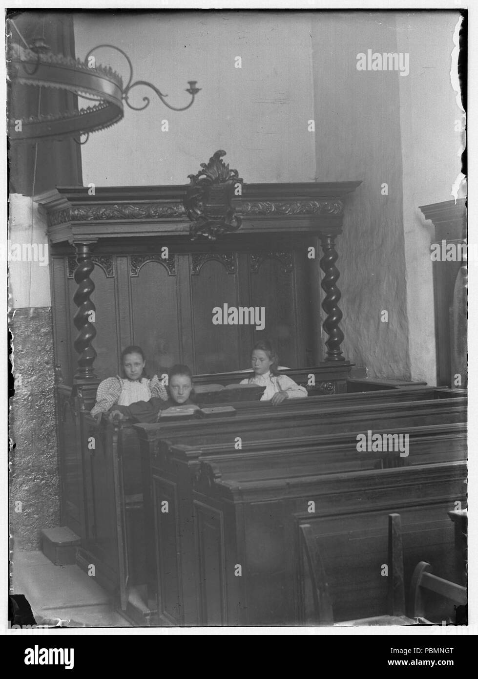 Abcoude, foto 38 Jacob Olie (max res). Beschrijving Abcoude     Interieur N.H. kerk. Drie meisjes in kerkbanken.     Documenttype foto     Vervaardiger Olie, Jacob (1834-1905) Stock Photo