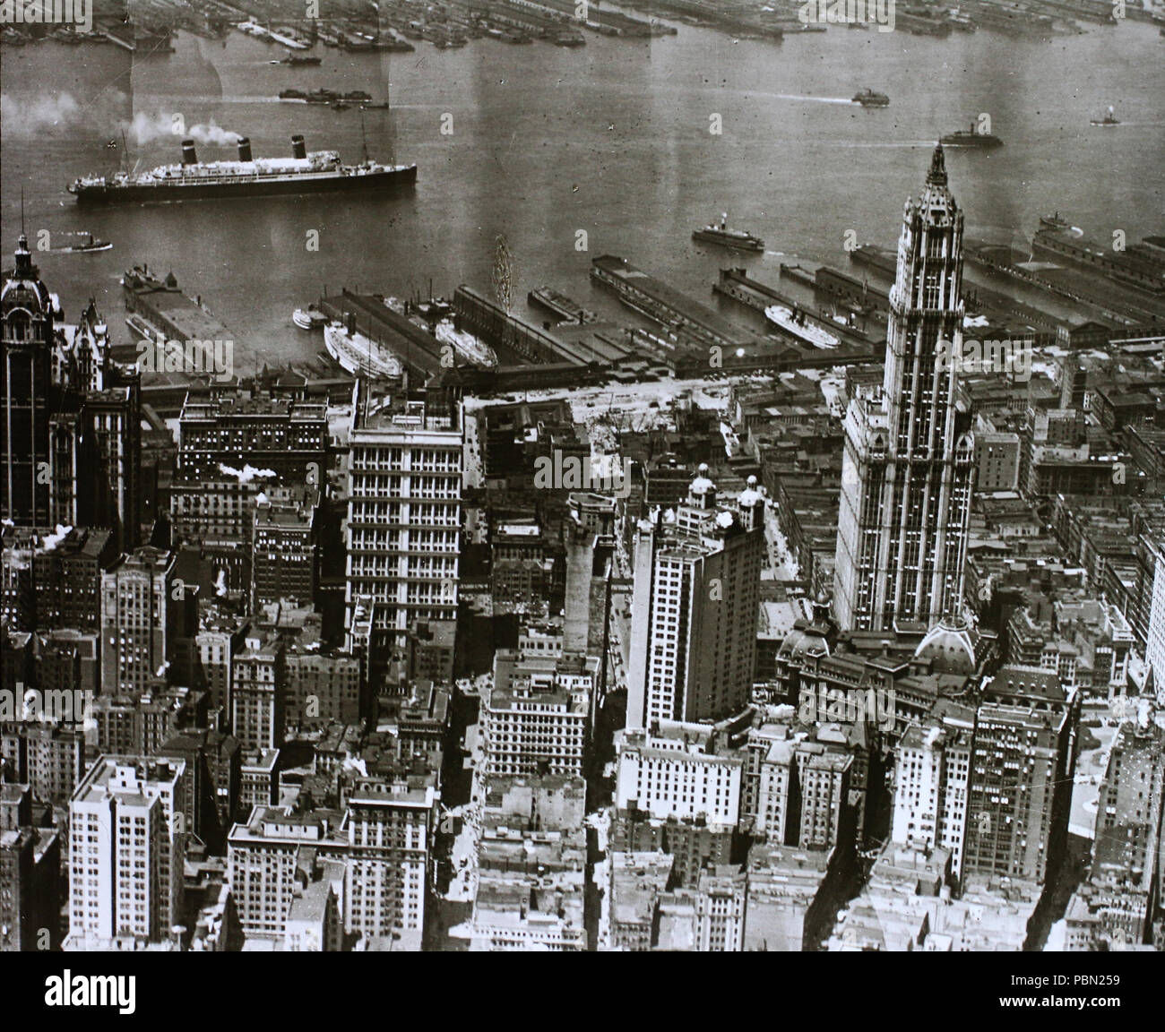 976 Légifotó Manhattan déli részéről, háttérben a Hudson folyó, jobbra kimagaslik a Woolworth Building. Fortepan 95075 Stock Photo