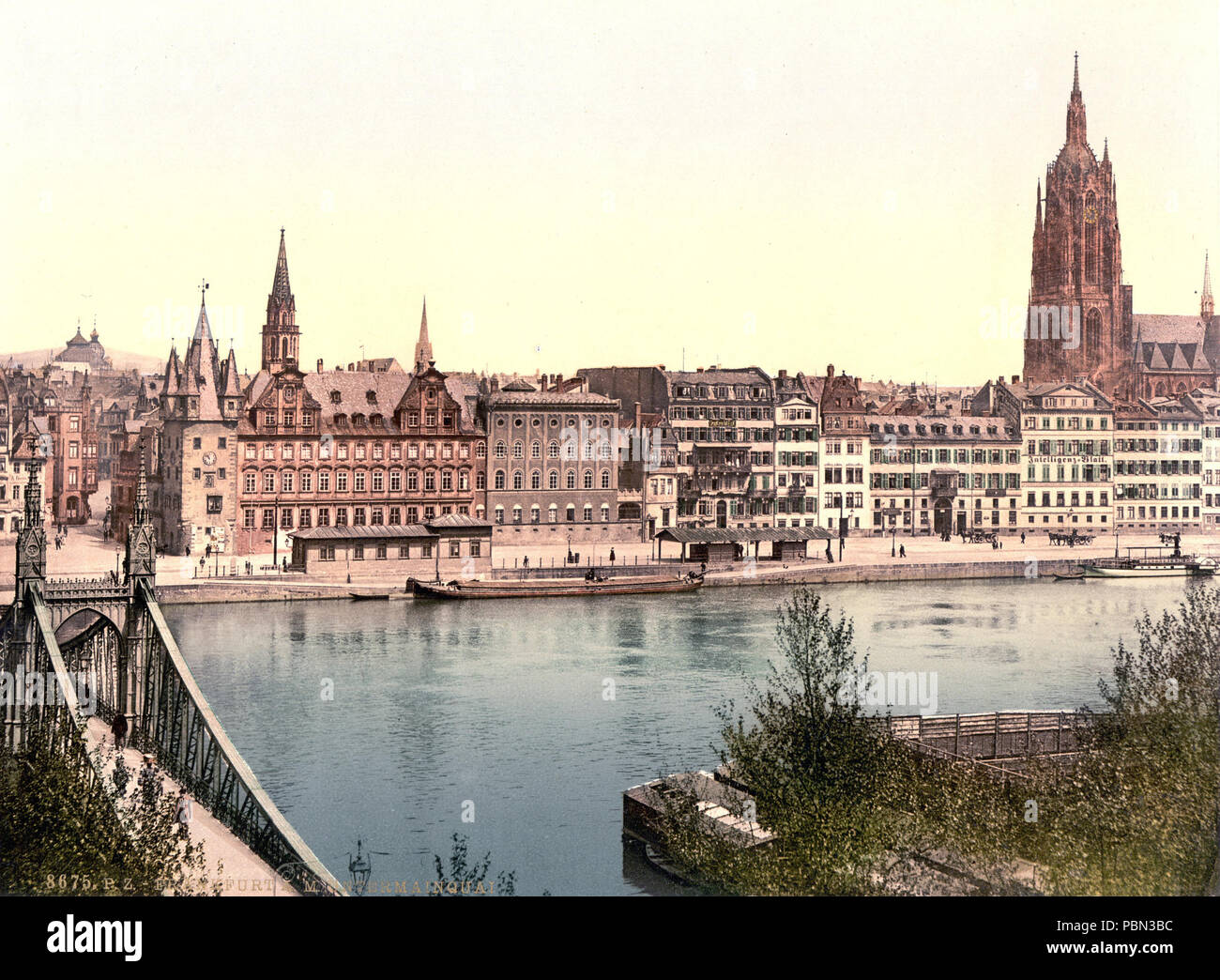 . Deutsch: Untermainkai mit dem Saalhof, Frankfurt am Main um 1900 (Photochromdruck) . between 1890 and 1905 985 Mainufer Stock Photo