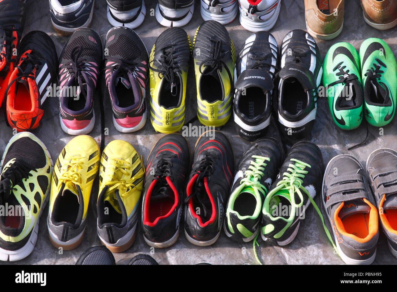 colorful sport shoes on a flea market stall, Bremen, Germany, Europe I  Bunte Sportschuhe auf einem Flohmarktstand, Bremer Flohmarkt Kajenmarkt, an  Stock Photo - Alamy