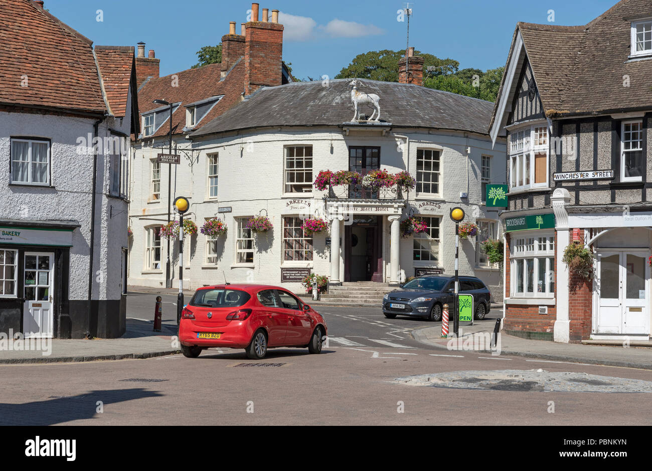 Whitchurch, North Hampshire, England, UK. Town centre of this old market town between Winchester and Newbury. The White Hart Hotel on Newbury Street. Stock Photo