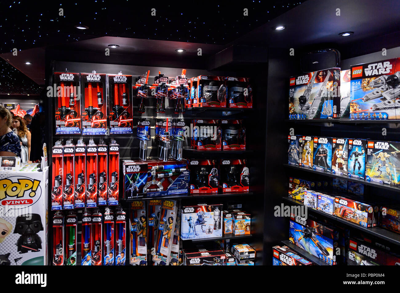 uitdrukken Seminarie moeilijk LONDON, ENGLAND - JULY 22, 2016: Gift shop with Star Wars article at the  Madame Tussauds wax museum. It is a major tourist attraction in London  Stock Photo - Alamy