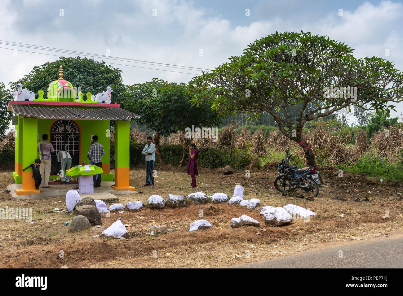 Small shrine hindu hi-res stock photography and images - Alamy