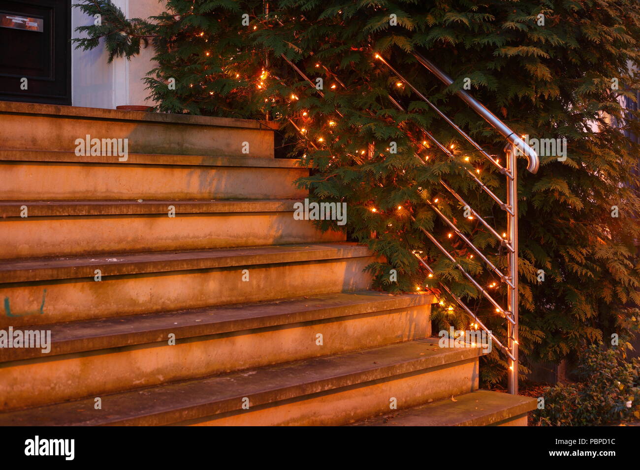 Christmas decoration on a banister at dusk, Bremen, Germany, Europe  I Weihnactsdekoration an ienem Treppengeländer bei  Abenddämmerung, Bremen, Deuts Stock Photo