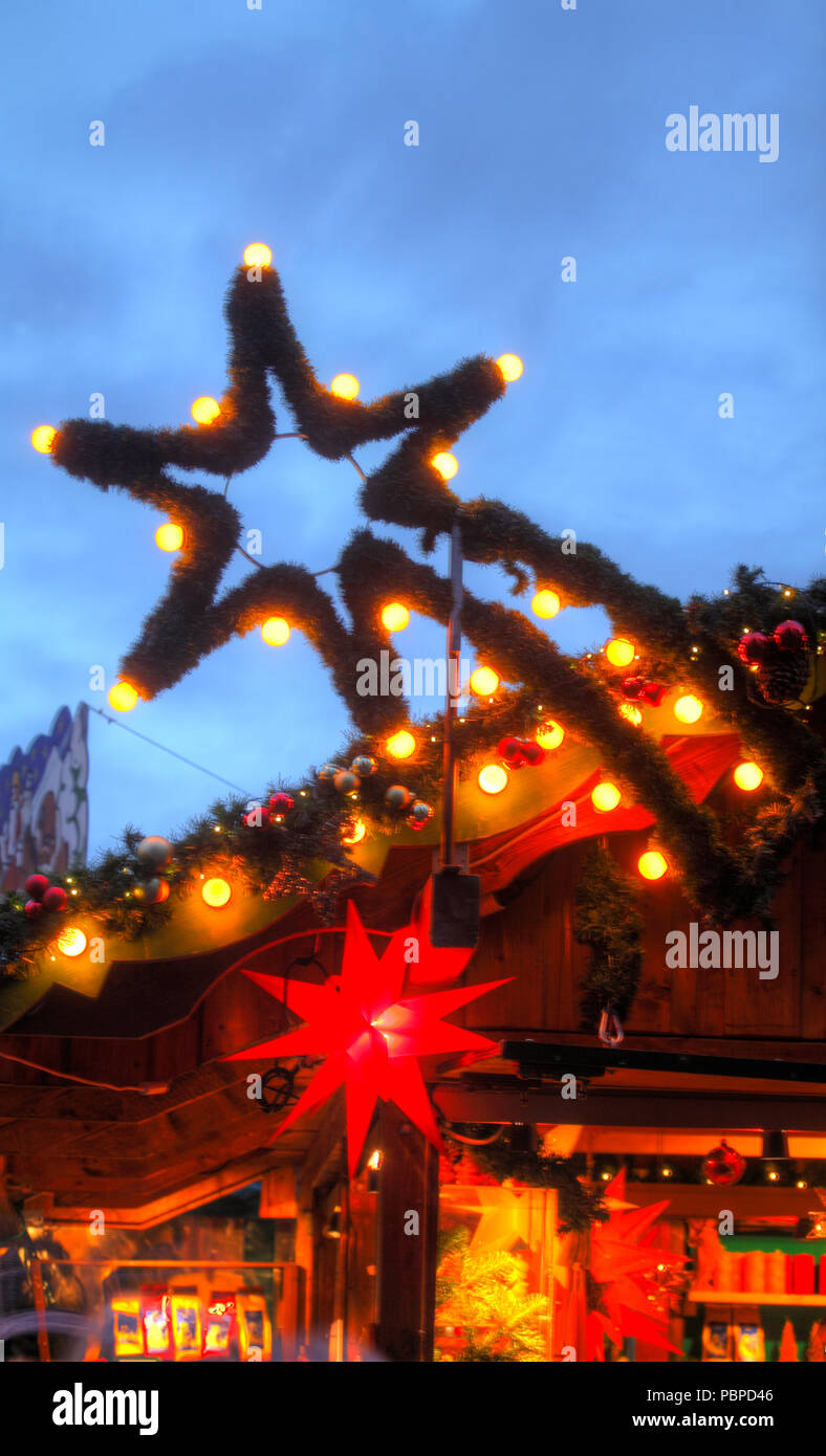Lit star on a Christmas market stall, Christmas decoration at dusk, Bremen, Germany, Europe   I Beleuchteter stern auf einer Weihnachtsmarktbude, Weih Stock Photo