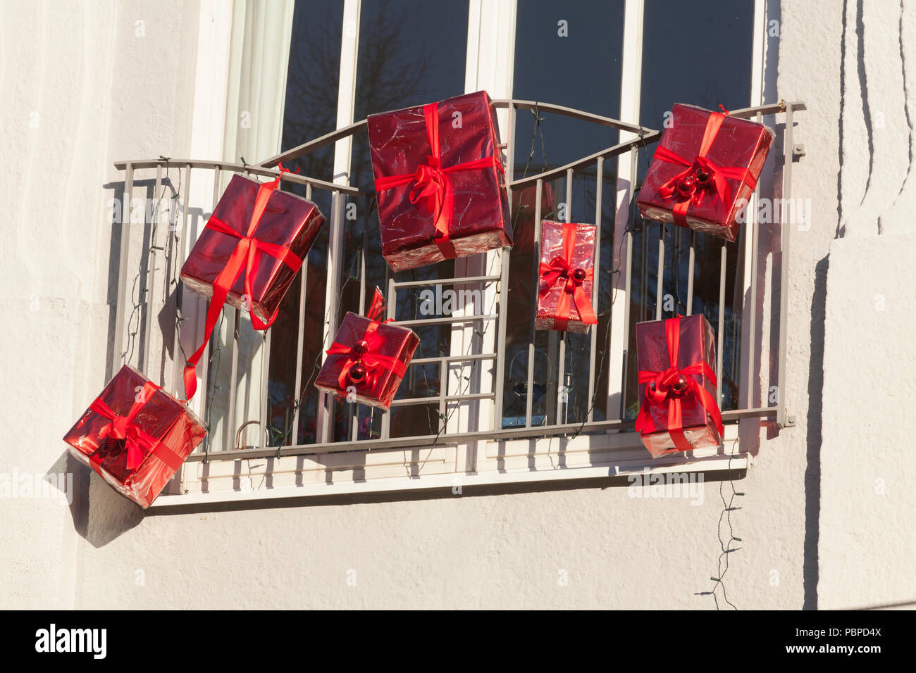 red window decorated with red christmas packages, Bremen, Germany, Europe  I mit roten Weihnachtspaketen geschmücktes rotes Fenster, Bremen, Deutschla Stock Photo