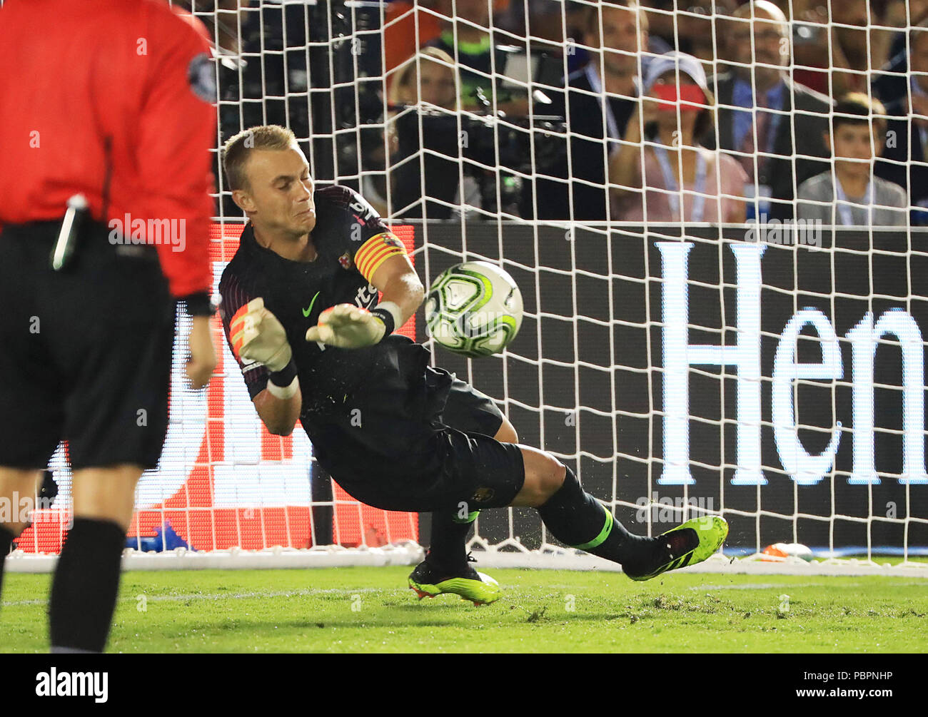 Pasadena, USA. 28th July, 2018. Barcelona's goalkeeper Jasper Cillessen (R) blocks during the International Champions Cup soccer match between Barcelona and Tottenham Hotspur in Pasadena, the United States, July 28, 2018. Barcelona won 7-5 (5-3 in penalty shootout). Credit: Li Ying/Xinhua/Alamy Live News Stock Photo