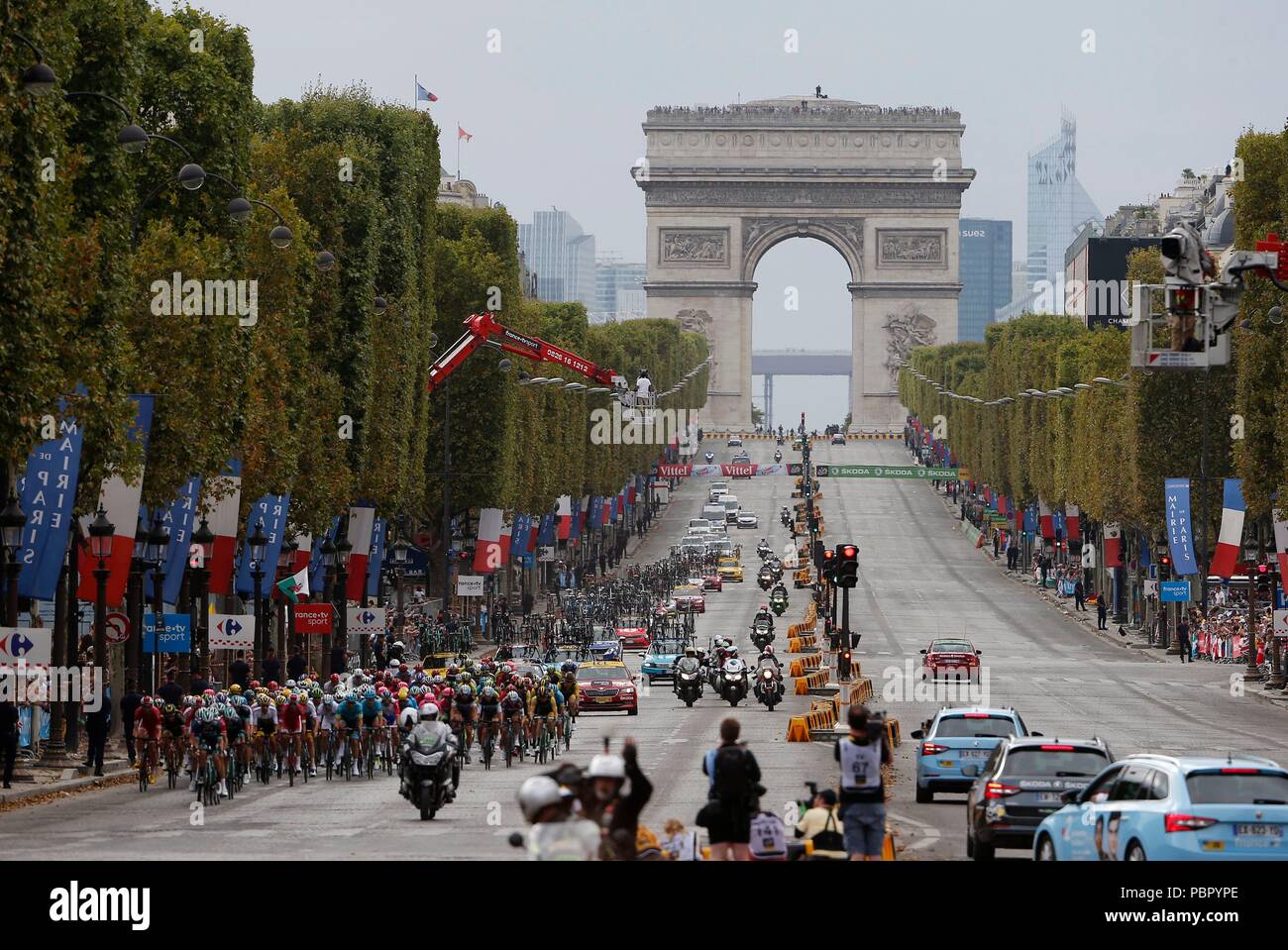 Champs-Elysees, Paris, France; 29th July 2018; The peloton at the Arc de Triomphe during stage 21 of the 105th edition of the 2018 Tour de France cycling race, a stage of 116 kms between Houilles and Paris Champs-Elysees Credit: Action Plus Sports Images/Alamy Live News Stock Photo