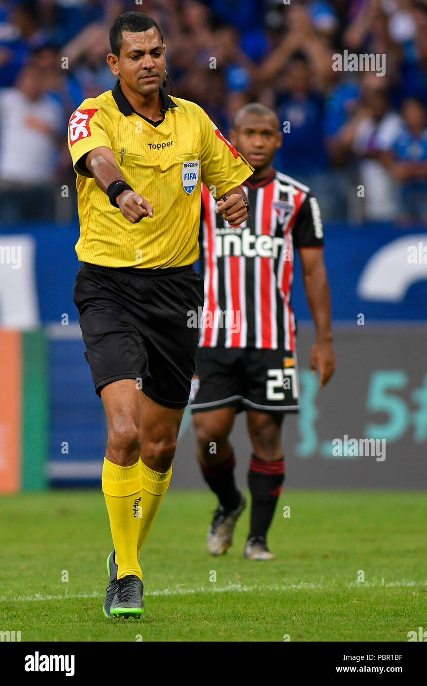 Belo Horizonte, Brazil. 29th July, 2018. Referee Wagner Magalhaes during match between Cruzeiro and Sao Paulo, valid for the Brazilian Championship, series A, held at the Mineirão stadium. Credit: Daniel Oliveira/FotoArena/Alamy Live News Stock Photo