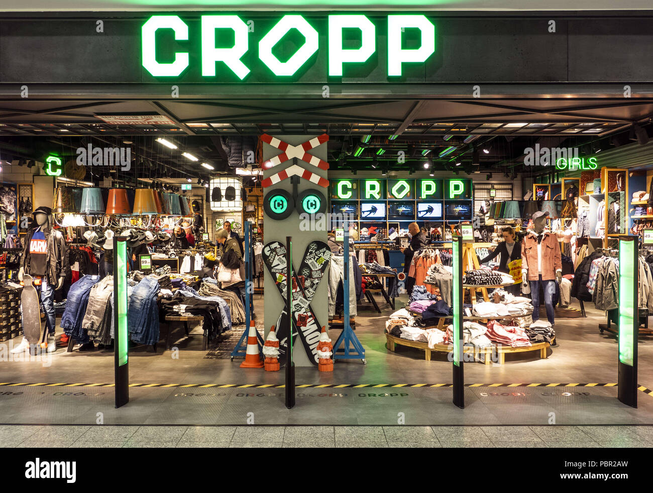 Cropp hi-res stock photography and images - Page 2 - Alamy