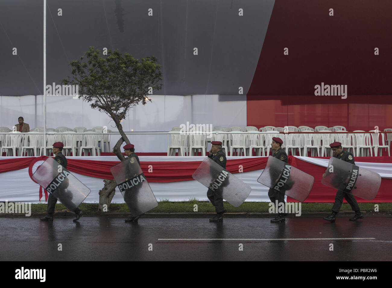 Lima, Lima, Peru. 29th July, 2018. Police officers seen taking posts before the start of the military parade.Members of Peru's armed forces, coastguard, search & rescue, and police march in full uniform during the country's Gran Parada Militar. This parade always occurs the day after Peru's Independence Day marking the official end of festivities across the nation. Credit: Guillermo Gutierrez/SOPA Images/ZUMA Wire/Alamy Live News Stock Photo