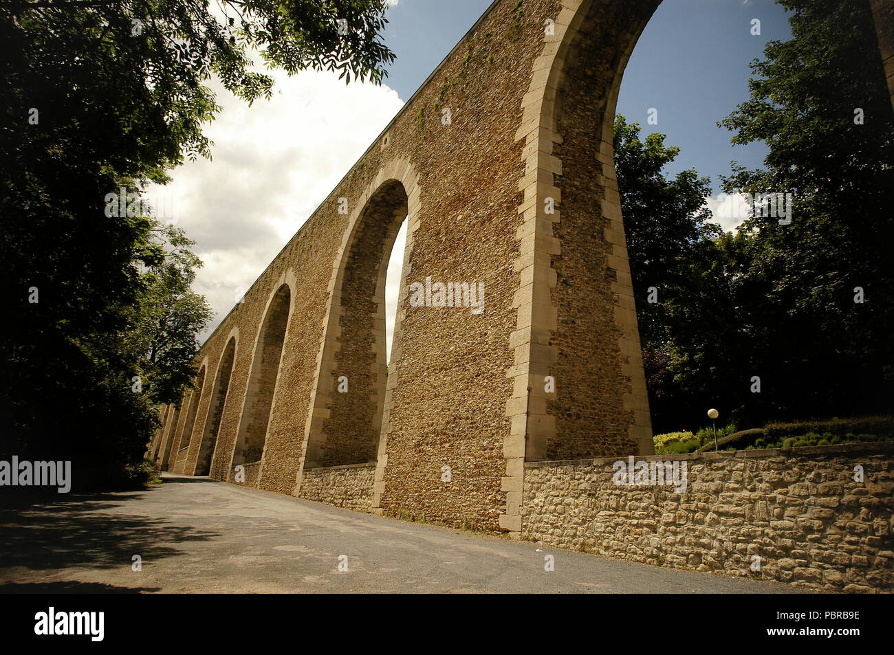 AJAXNETPHOTO. LOUVECIENNES, FRANCE. - MACHINE DE MARLY - THE AQUADUCT OF LOUVECIENNES SITUATED TO THE WEST OF PARIS. BUILT IN 1681-85 BY JULES HARDOUIN-MANSARD AND ROBERT DE COTTE. CEASED TO BE USED IN 1866 WHEN IT WAS REPLACED BY PIPES.  PHOTO:JONATHAN EASTLAND/AJAX REF;RD1_120906_23501_1 Stock Photo