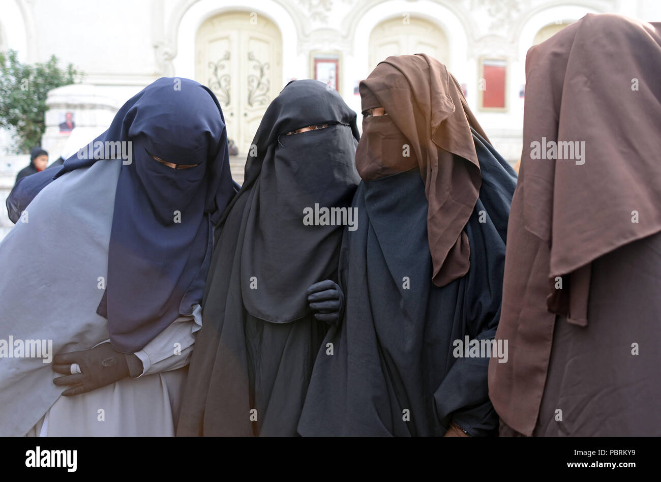 February 15, 2013 - Tunis, Tunisia: Salafi Islamist women in niqab argue  with a man in front of Tunis national theatre, a place where political  demonstrations are usually held. Des Tunisiennes portant
