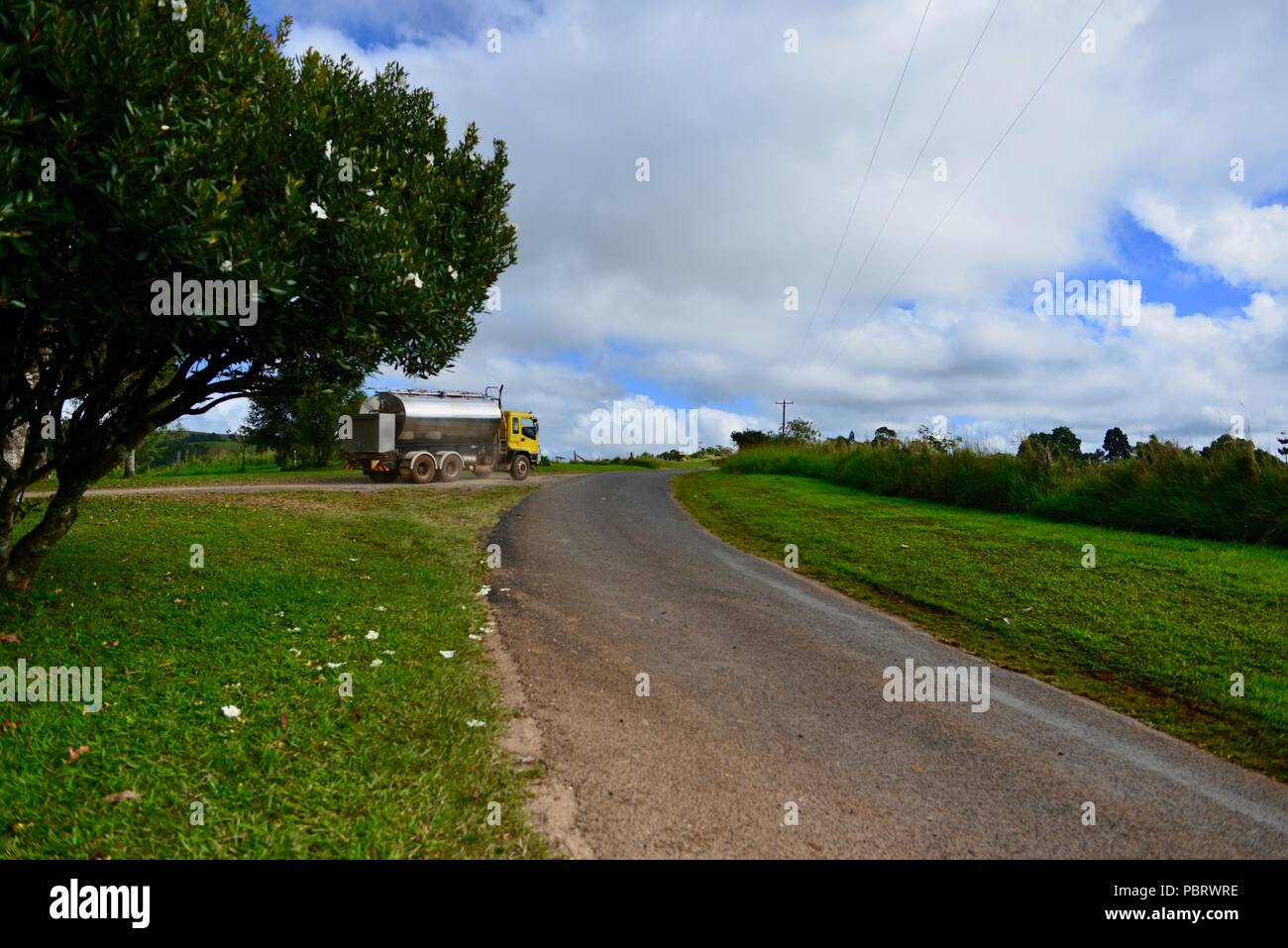 A Dairy truck leaving Mungalli Creek Biodynamic Dairy and Organic Cafe, Brooks Rd, Mungalli QLD 4886 Stock Photo